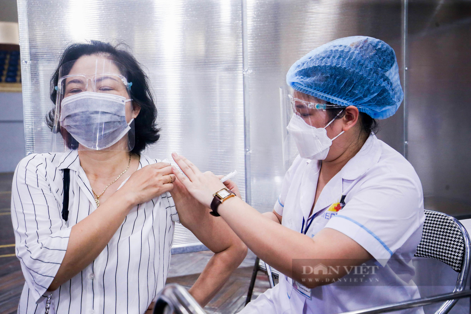 Hà Nội lập bệnh viện dã chiến tiếp tục triển khai tiêm vaccine cho người dân - Ảnh 6.