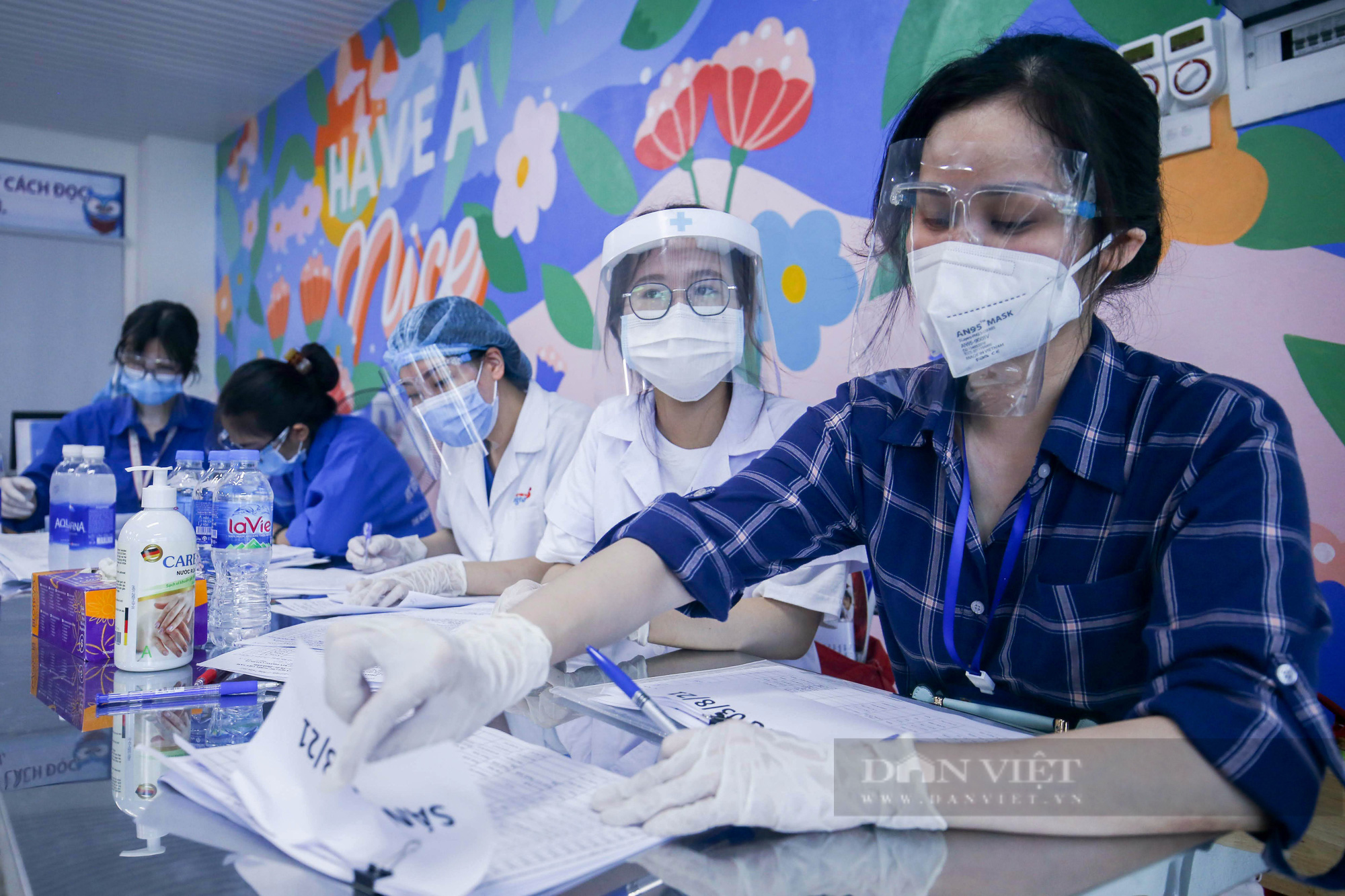 Hà Nội lập bệnh viện dã chiến tiếp tục triển khai tiêm vaccine cho người dân - Ảnh 9.