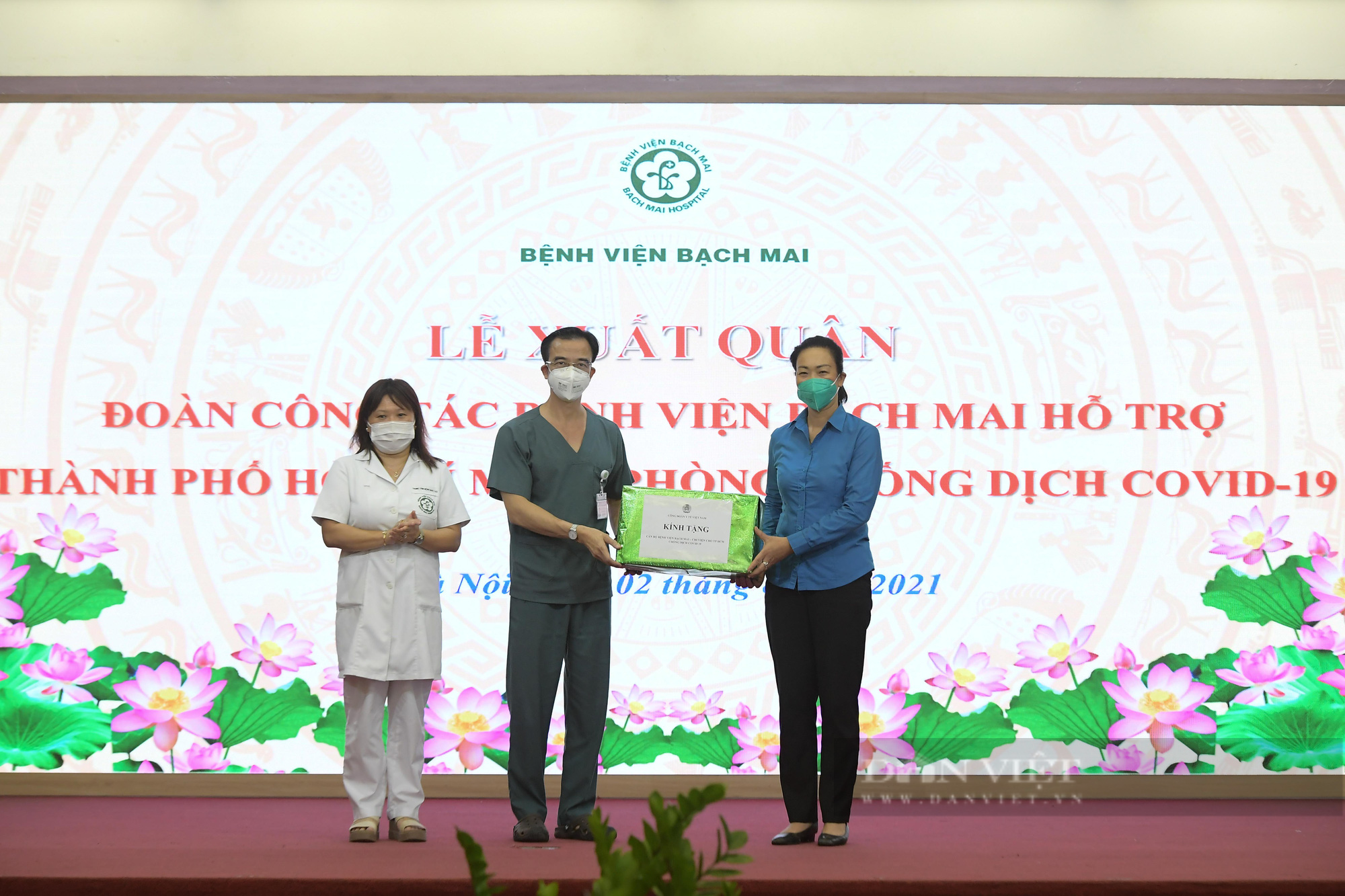 Cán bộ y tế Bệnh viện Bạch mai lên đường hỗ trợ TP. Hồ Chí Minh chống dịch Covid-19 - Ảnh 1.