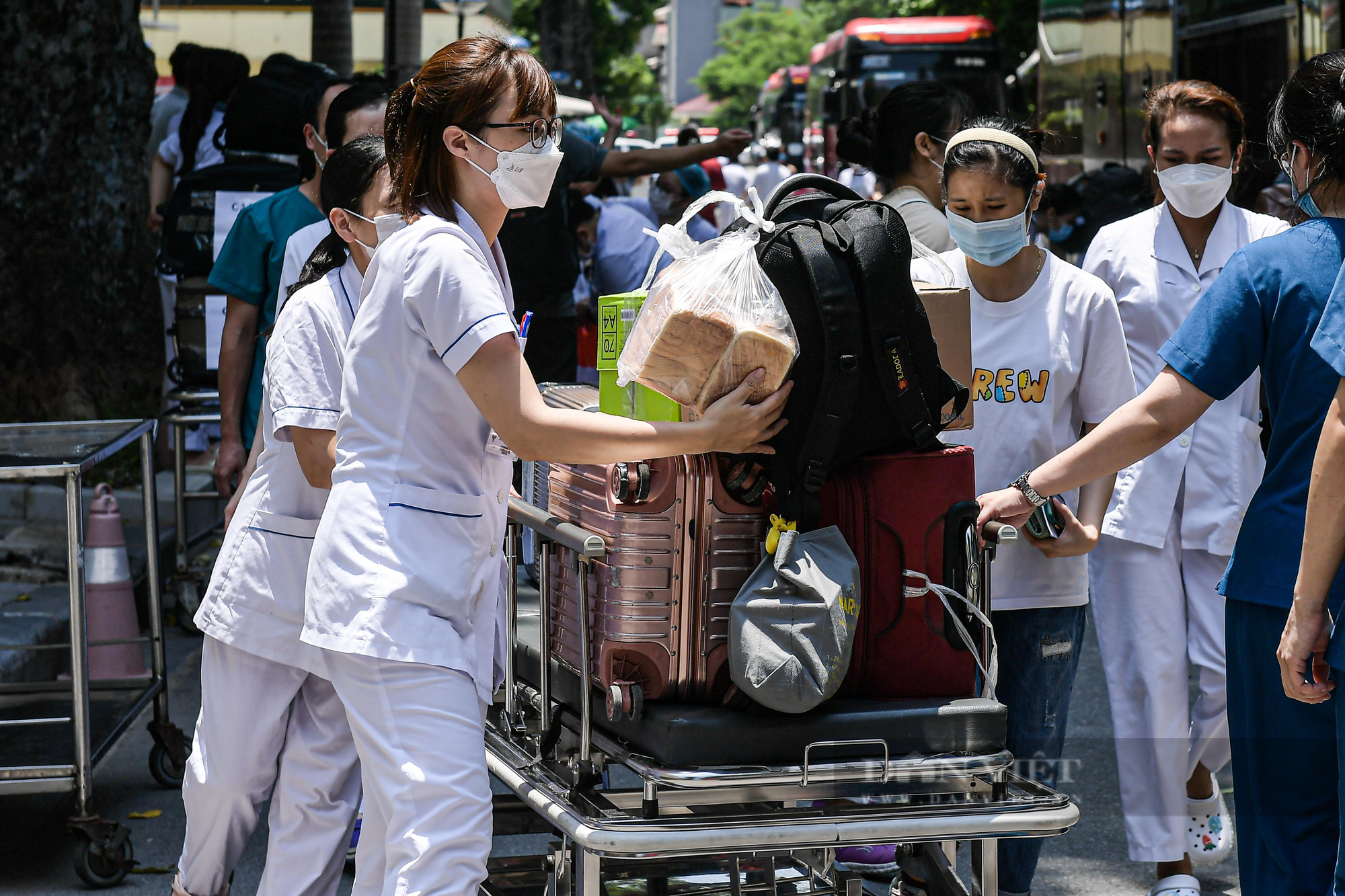 Cán bộ y tế Bệnh viện Bạch mai lên đường hỗ trợ TP. Hồ Chí Minh chống dịch Covid-19 - Ảnh 6.