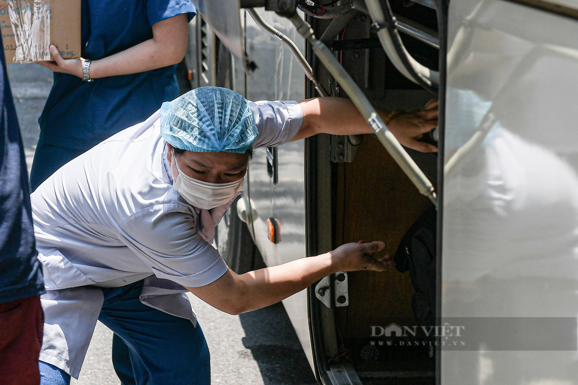 Cán bộ y tế Bệnh viện Bạch mai lên đường hỗ trợ TP. Hồ Chí Minh chống dịch Covid-19 - Ảnh 7.