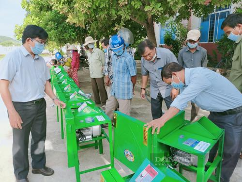 Quảng Ngãi: Hỗ trợ 50 chiếc máy thái cỏ đa năng cho hội viên nông dân nghèo, khó khă. - Ảnh 1.