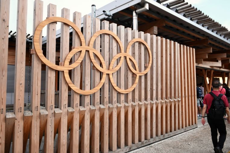 VĐV Olympic tổ chức uống rượu, vi phạm quy định phòng dịch Covid-19 - Ảnh 2.