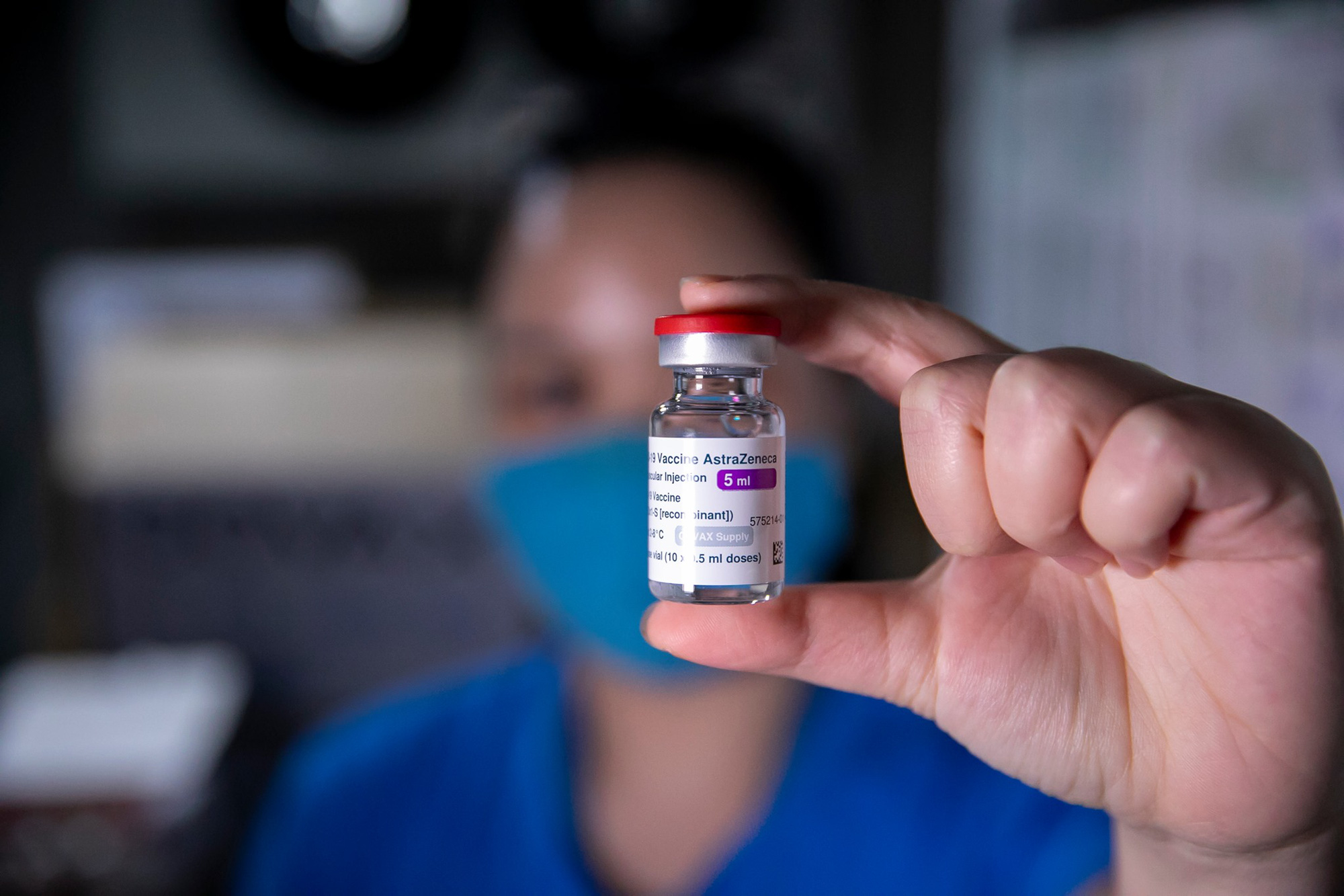 Gần 1,2 triệu liều vắc xin Covid-19 lại về Việt Nam - Ảnh 2.