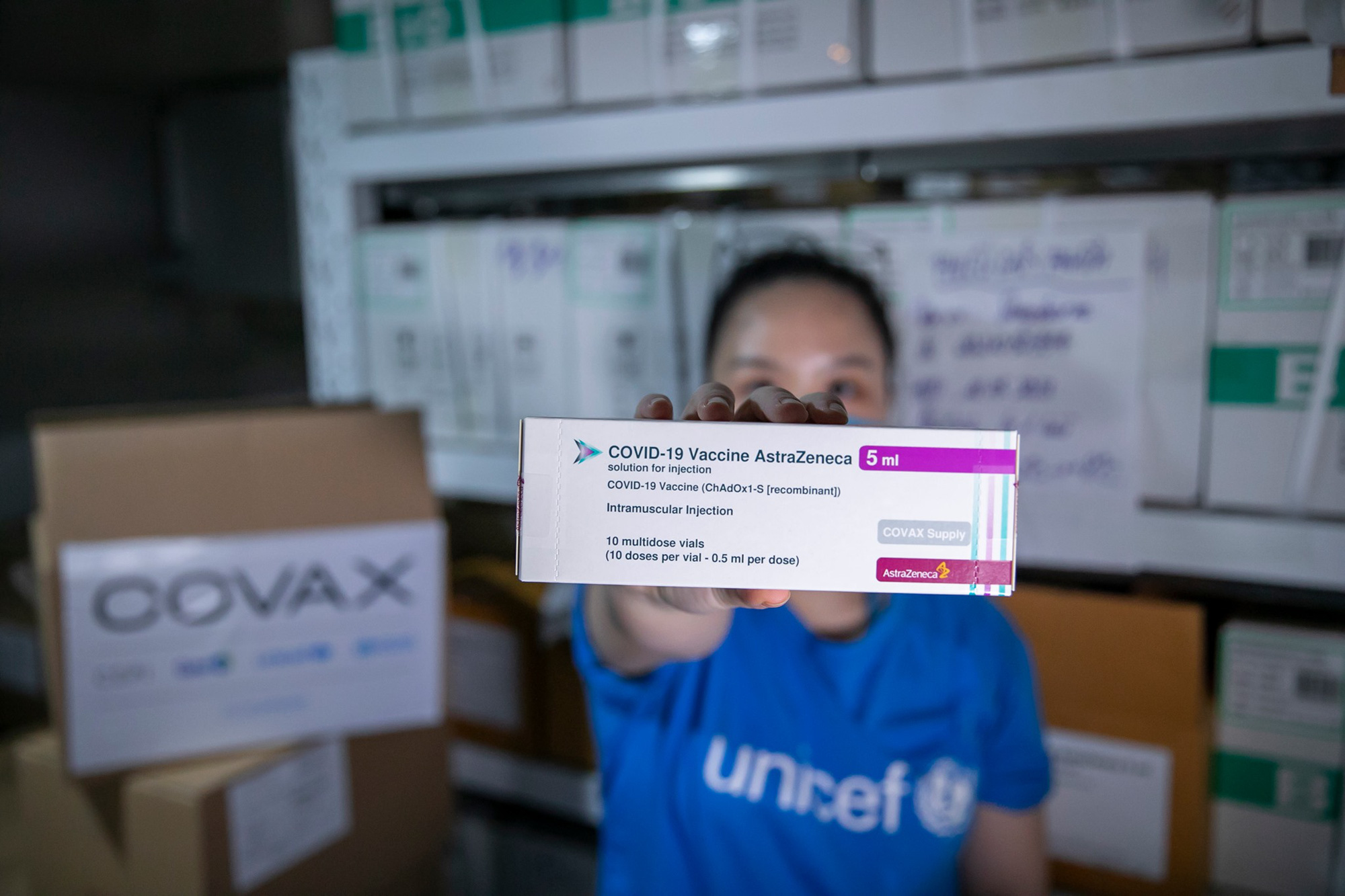 Gần 1,2 triệu liều vắc xin Covid-19 lại về Việt Nam - Ảnh 1.