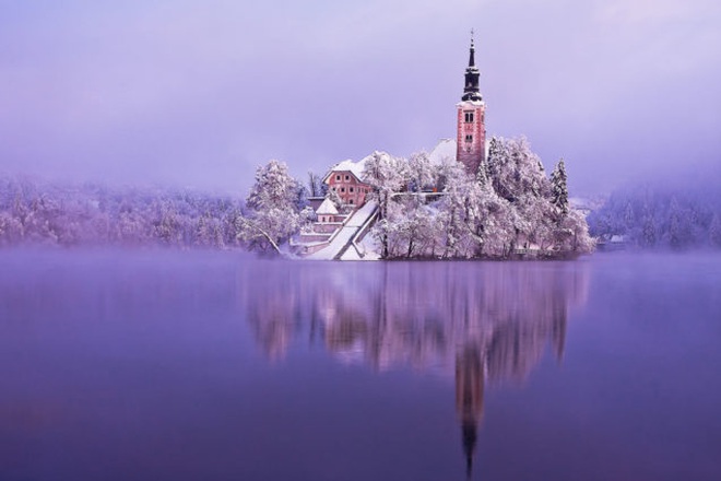 Cảnh sắc đẹp như tranh của nhà thờ nằm giữa hồ nước lớn - Ảnh 9.