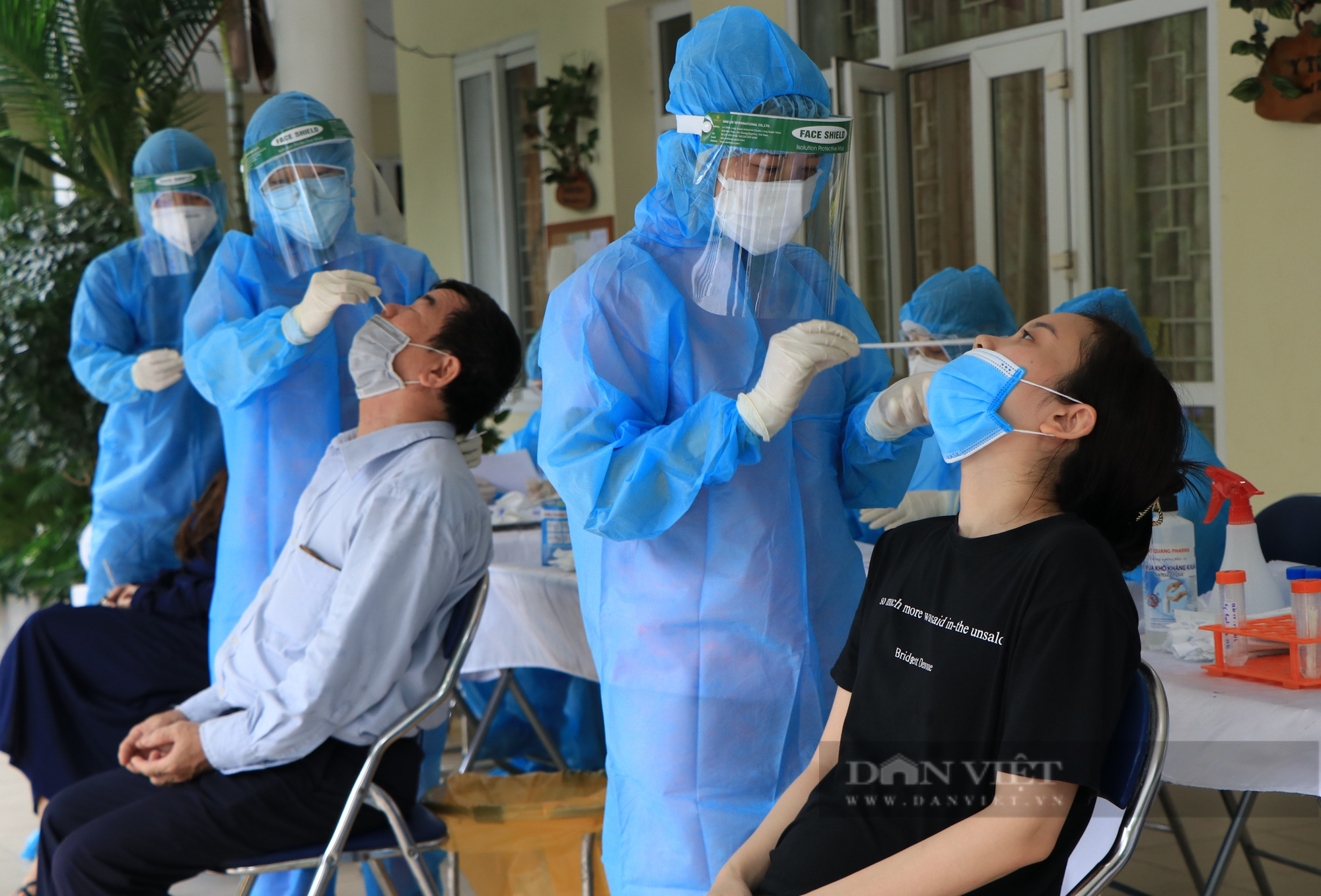 Phó giám đốc CDC Hà Nội nói gì khi nhân viên y tế lấy nhiều mẫu xét nghiệm chỉ dùng 1 đôi găng tay? - Ảnh 1.