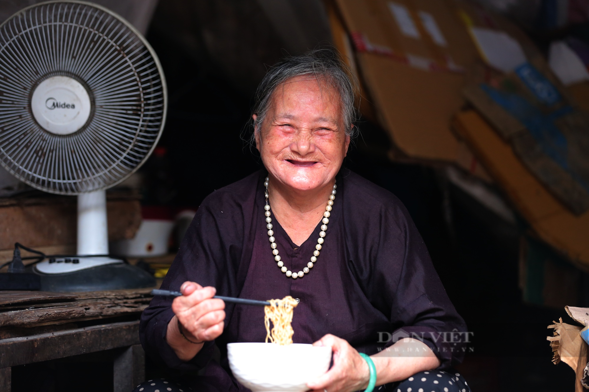 Cuộc sống lạc quan của những người lao động nghèo ở khu &quot;ổ chuột&quot; cầu Long Biên giữa đại dịch Covid-19 - Ảnh 7.