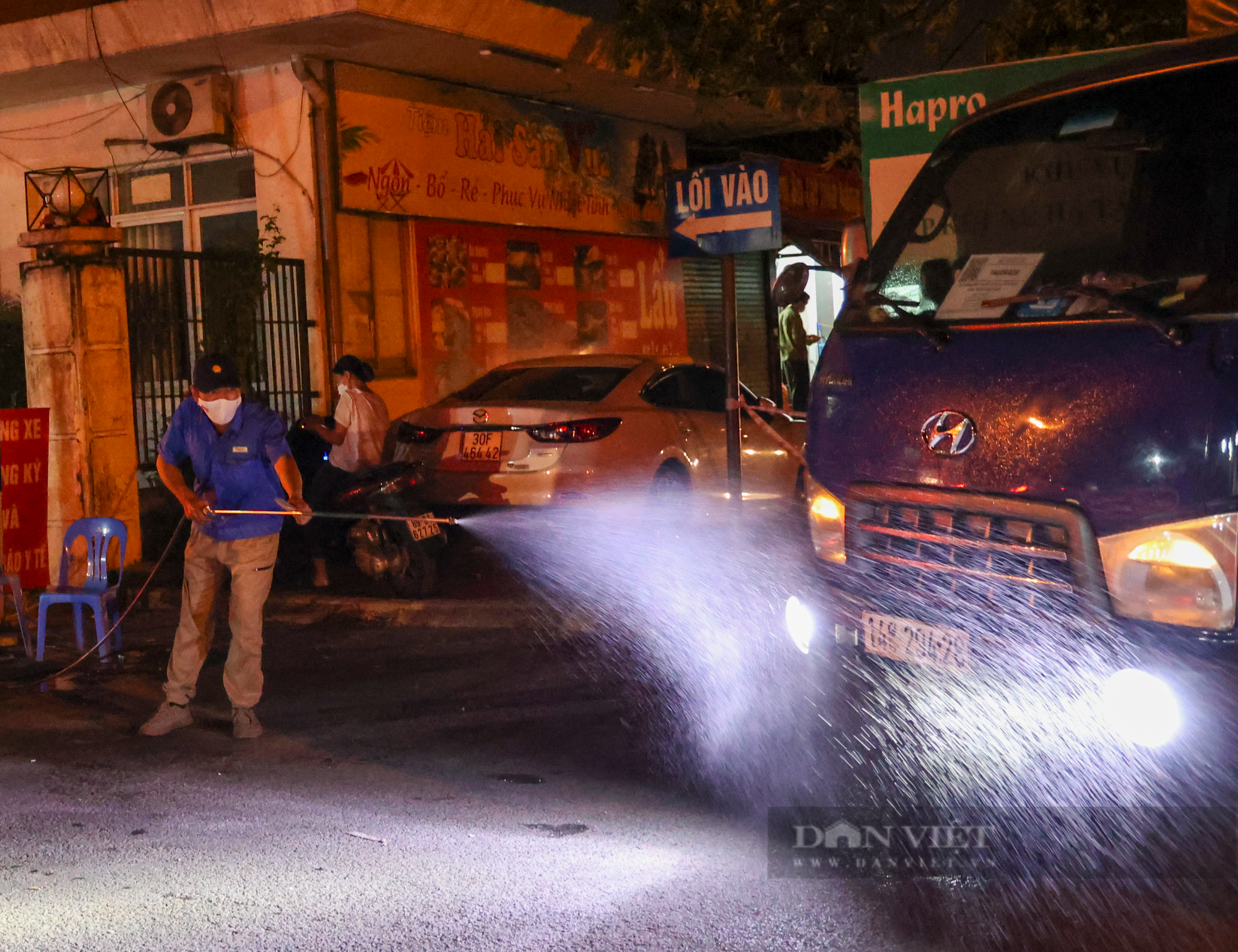 Hà Nội: Tiểu thương tất bật dọn hàng trong đêm khi chợ đầu mối phía Nam Hà Nội mở cửa trở lại  - Ảnh 3.