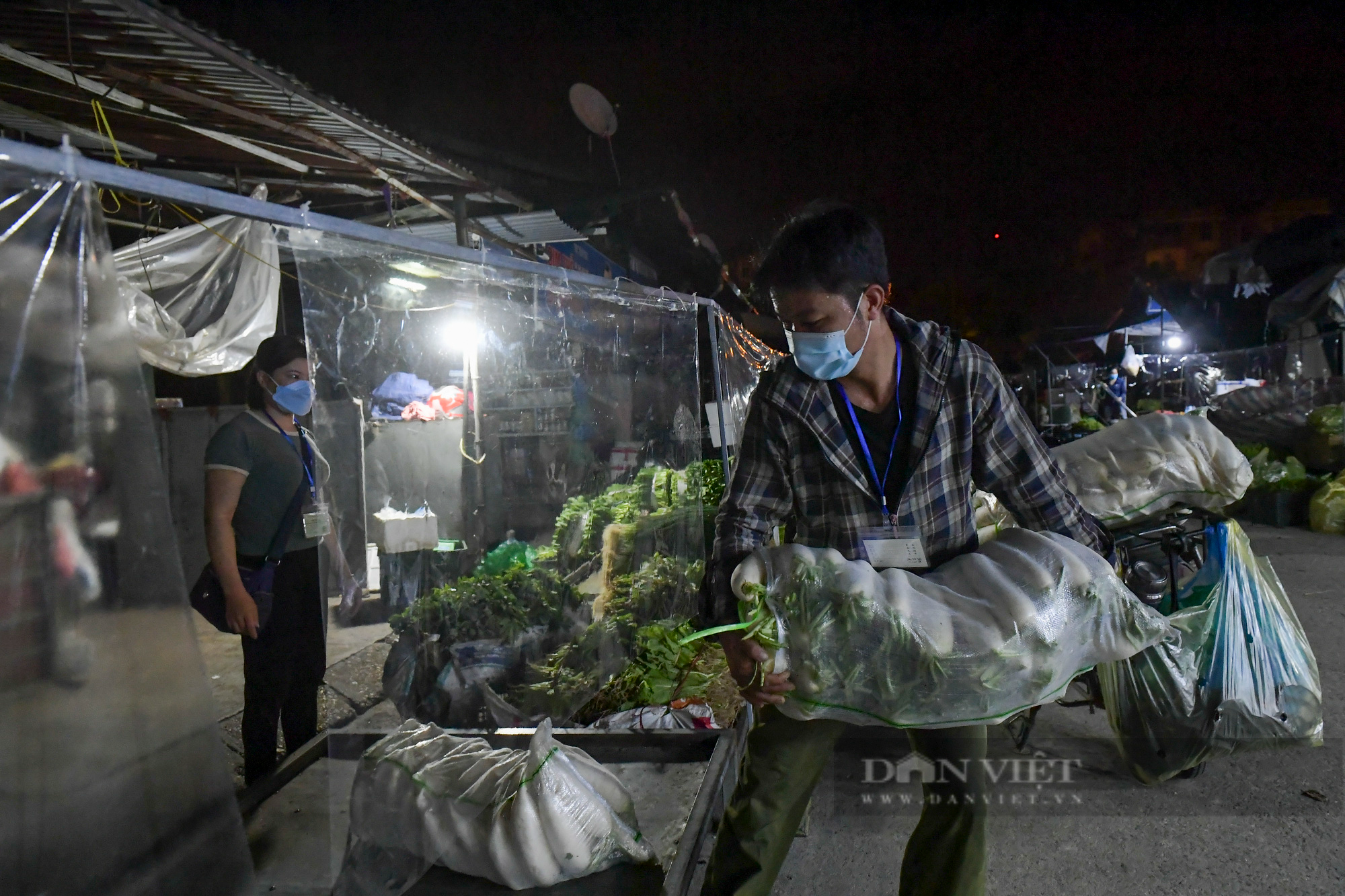 Hà Nội: Tiểu thương tất bật dọn hàng trong đêm khi chợ đầu mối phía Nam Hà Nội mở cửa trở lại  - Ảnh 9.
