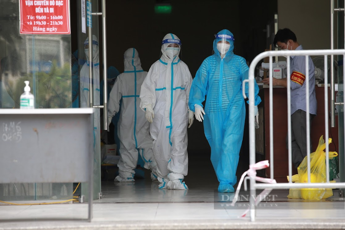 Thêm 13 ca dương tính SARS-CoV-2 tại chung cư Linh Đàm, Hà Nội tổng lực xét nghiệm, truy vết người tiếp xúc - Ảnh 2.
