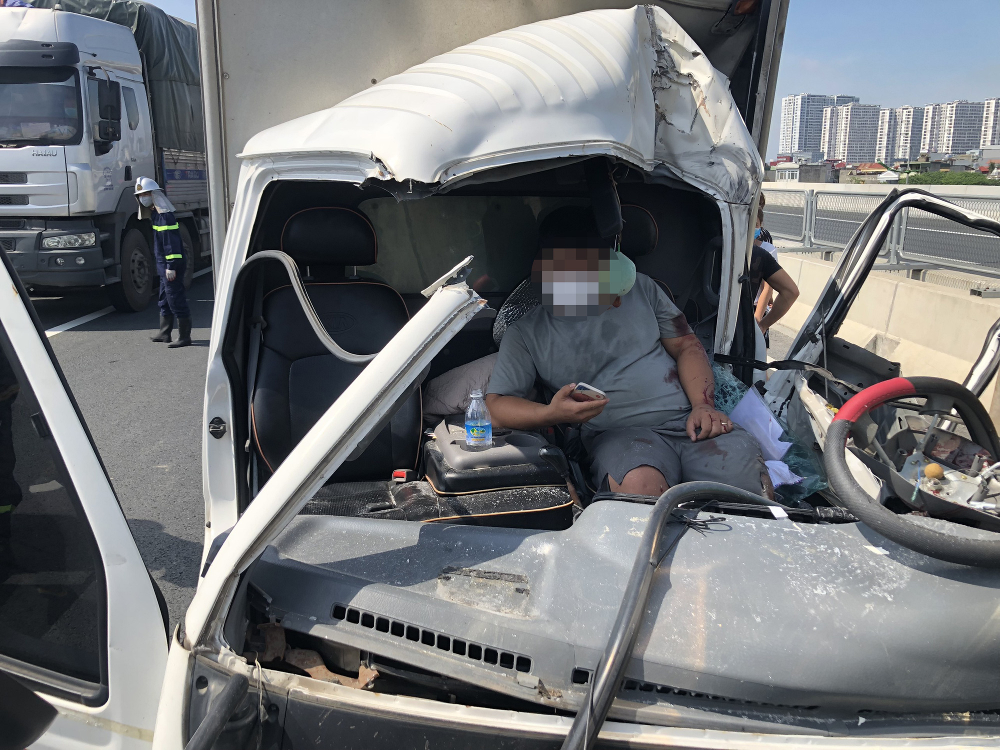 Nghẹt thở giải cứu tài xế bị kẹt trong cabin sau tai nạn ở Hà Nội - Ảnh 1.