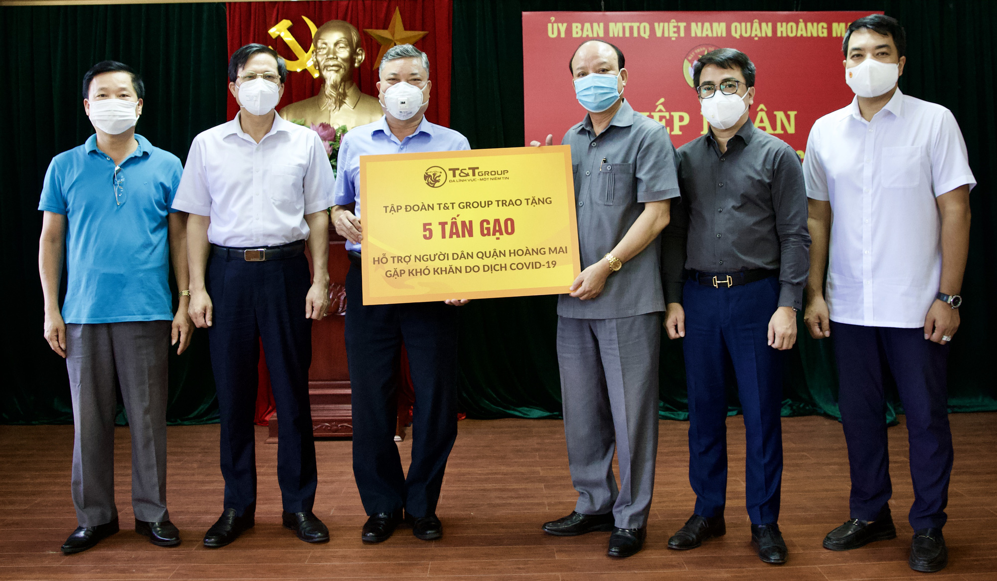 T&T Group và Ngân hàng SHB trao tặng 10 tấn gạo hỗ trợ quận Hoàng Mai, Hà Nội chống dịch - Ảnh 1.
