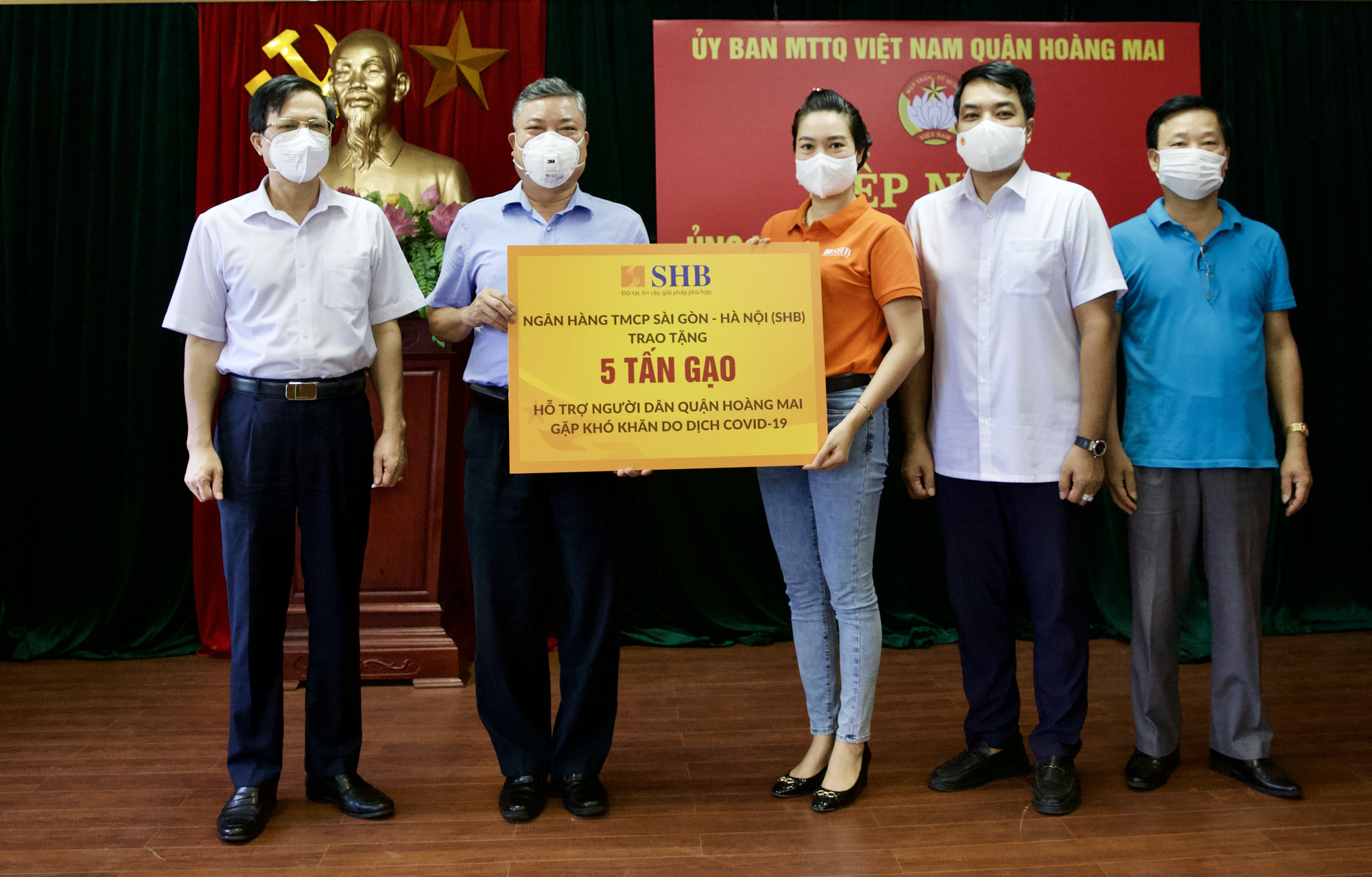 T&T Group và Ngân hàng SHB trao tặng 10 tấn gạo hỗ trợ quận Hoàng Mai, Hà Nội chống dịch - Ảnh 3.