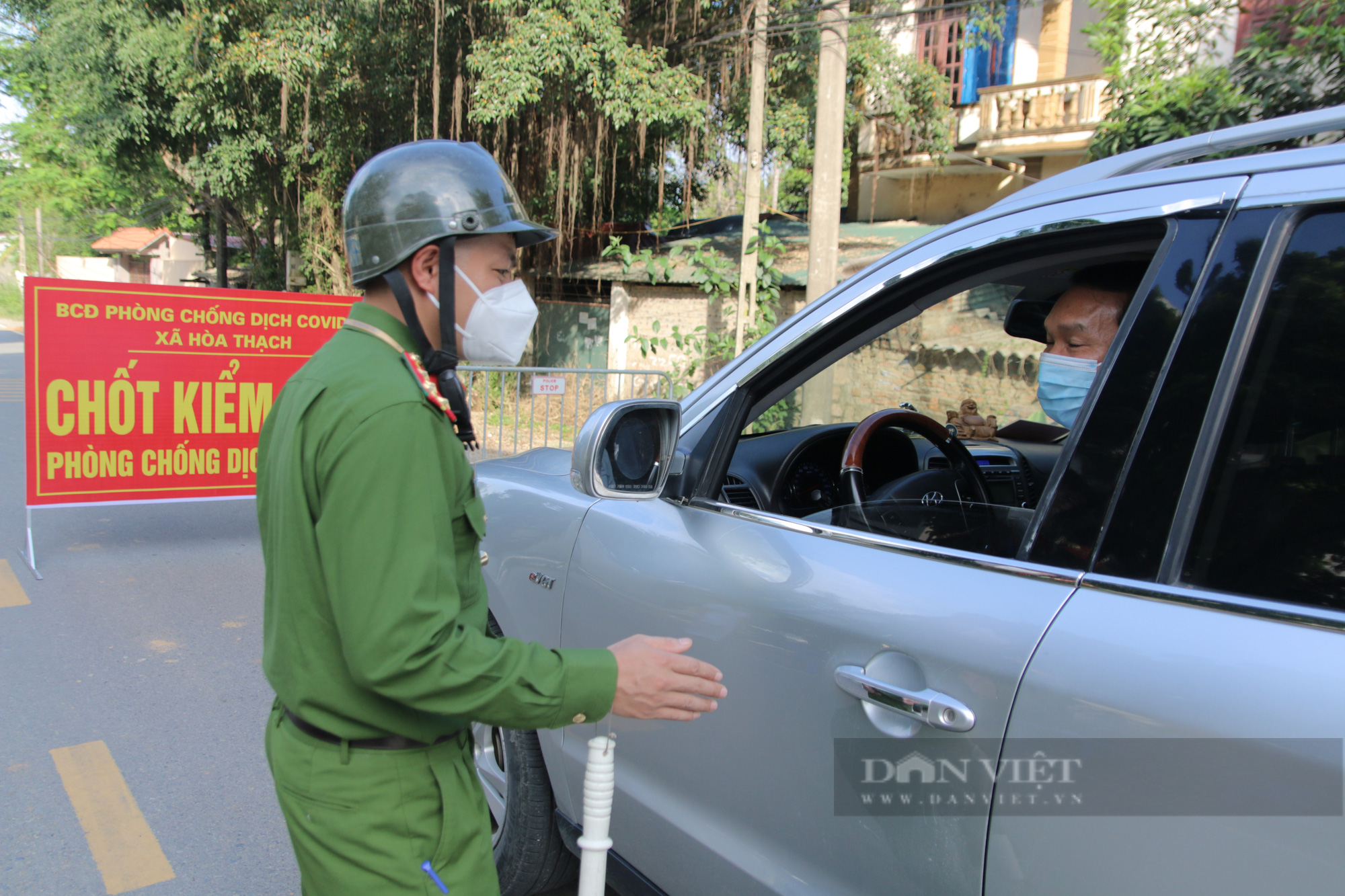 Không được qua chốt, nam thanh niên ở Hà Nội dùng dao rượt đuổi 2 cán bộ trực chốt - Ảnh 2.