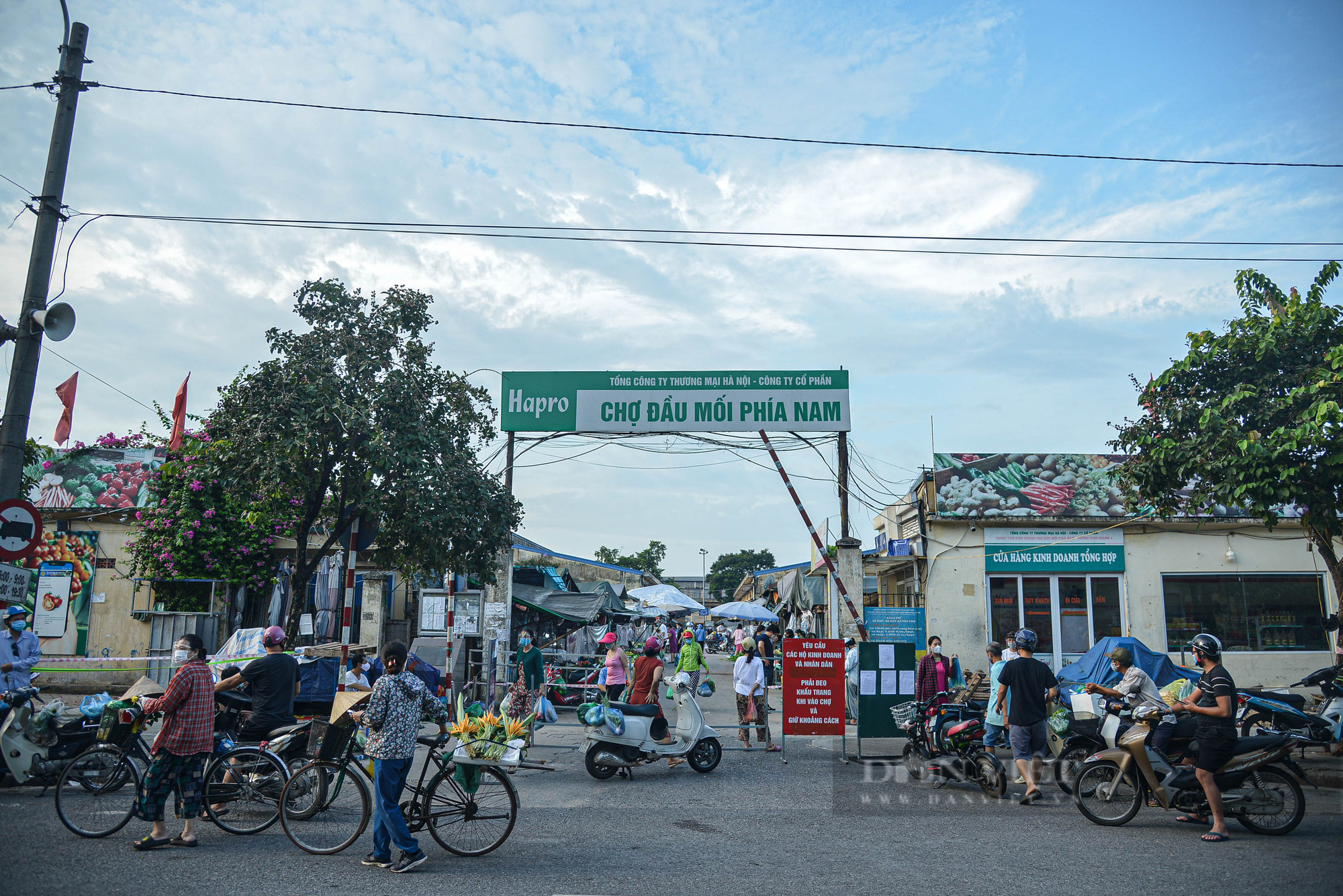 Hà Nội: Hình ảnh tiểu thương và người dân đổ về chợ đầu mối sau phong tỏa - Ảnh 1.