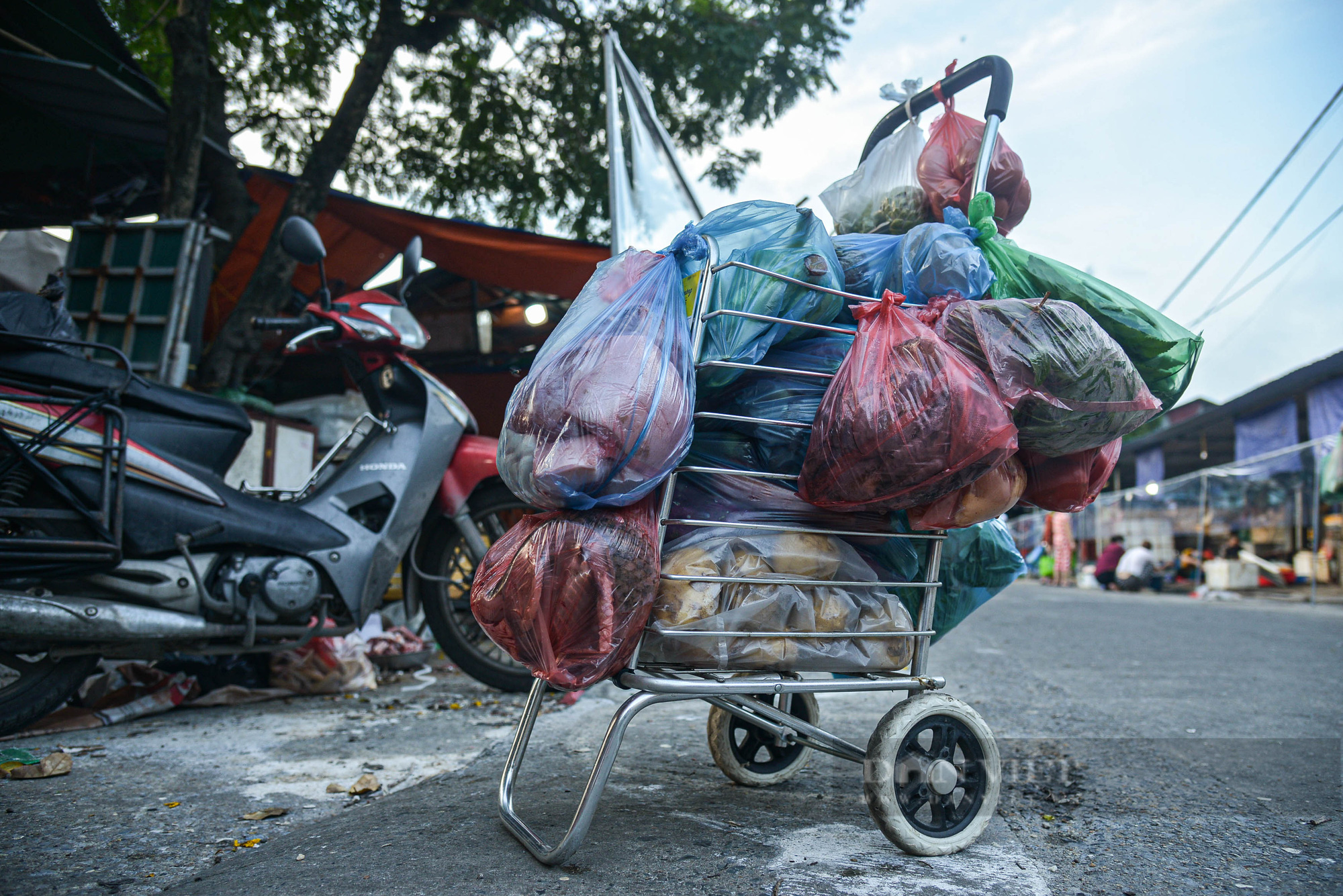 Hà Nội: Hình ảnh tiểu thương và người dân đổ về chợ đầu mối sau phong tỏa - Ảnh 12.
