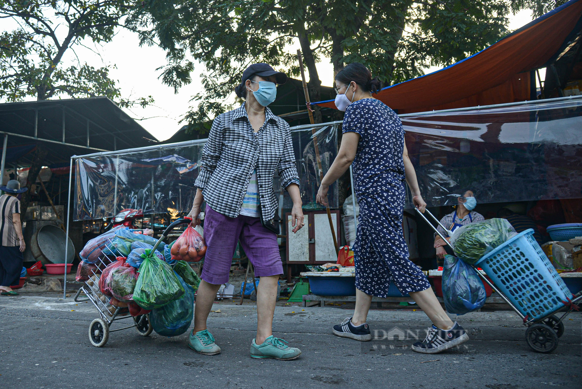 Hà Nội: Hình ảnh tiểu thương và người dân đổ về chợ đầu mối sau phong tỏa - Ảnh 14.