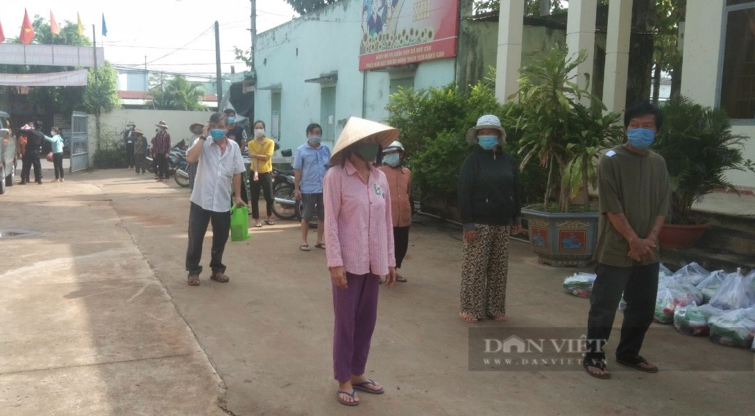 Đồng Nai: Chủ tịch Hội Nông dân cùng đoàn xã mở quầy hàng 0 đồng giúp người nghèo đi qua khó khăn trong đại dịch - Ảnh 7.