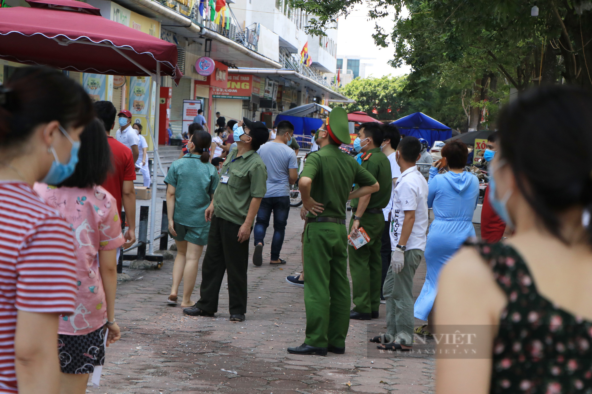 Hà Nội: Mảng gạch men lớn rơi từ chung cư Linh Đàm xuống đất, nhiều người đang lấy mẫu xét nghiệm thót tim - Ảnh 2.