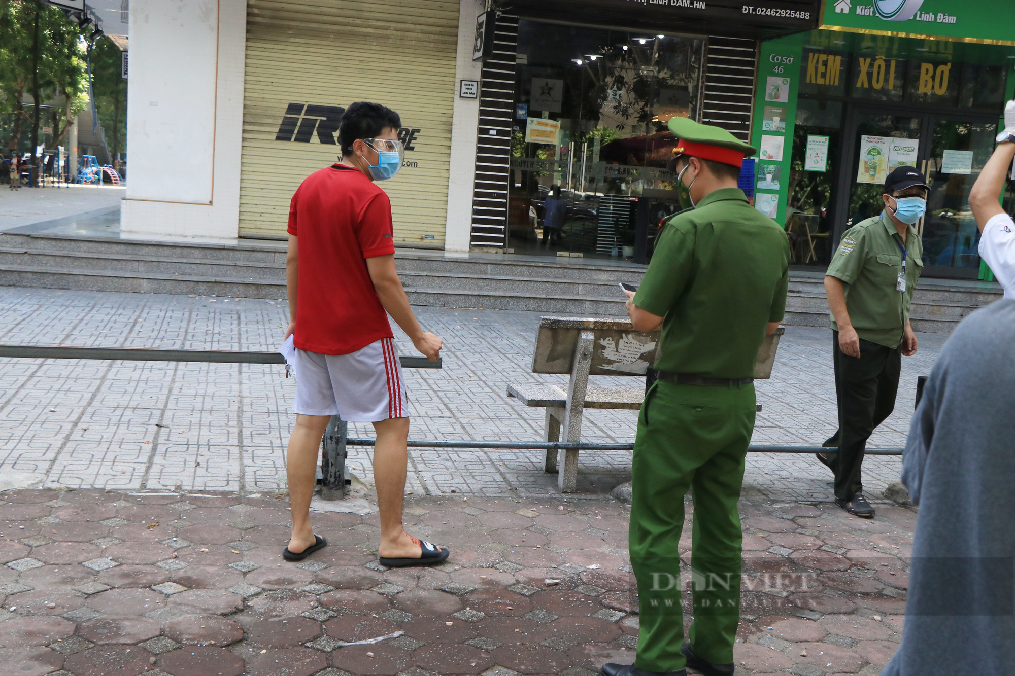 Hà Nội: Mảng gạch men lớn rơi từ chung cư Linh Đàm xuống đất, nhiều người đang lấy mẫu xét nghiệm thót tim - Ảnh 3.