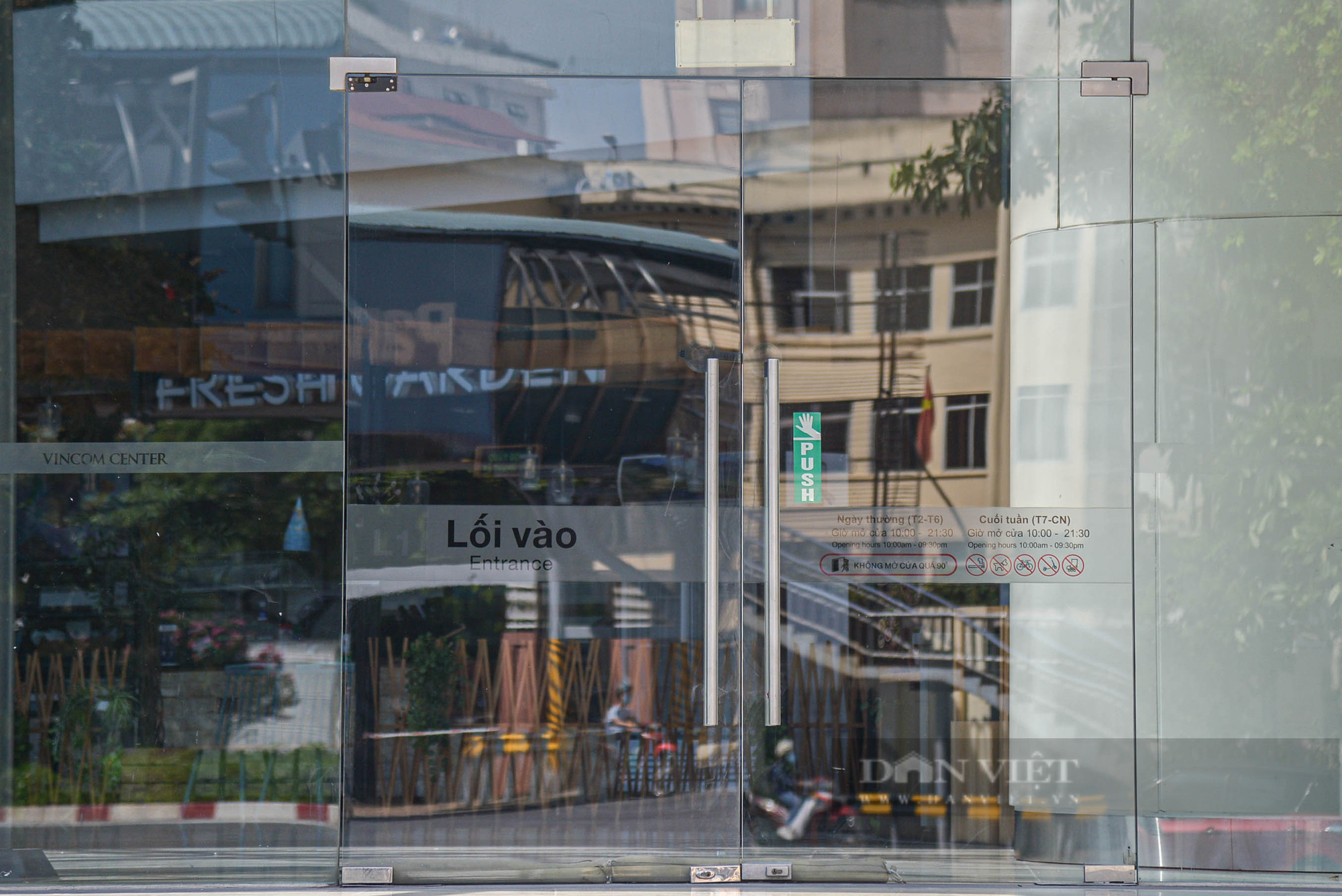 Hình ảnh cửa đóng then cài, của hàng loạt trung tâm thương mại &quot;sang chảnh&quot; giữa làn sóng Covid-19 - Ảnh 7.