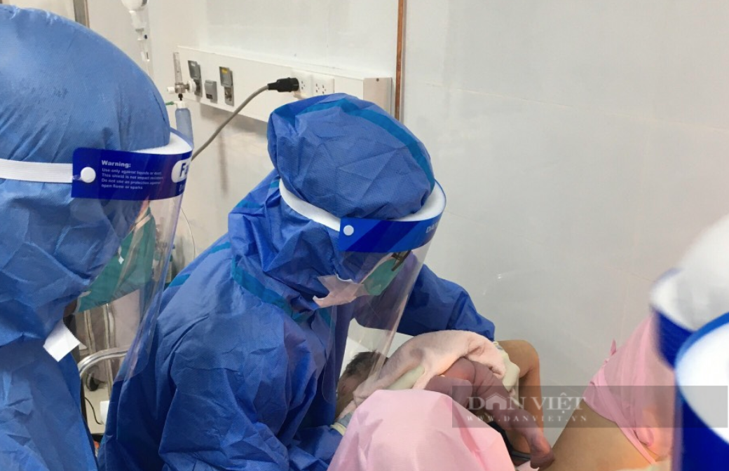 Bác sĩ vỡ òa, rớt nước mắt khi đón “Cu Vít” chào đời bằng sinh thường trong phòng điều trị bệnh nhân Covid-19 nặng - Ảnh 2.