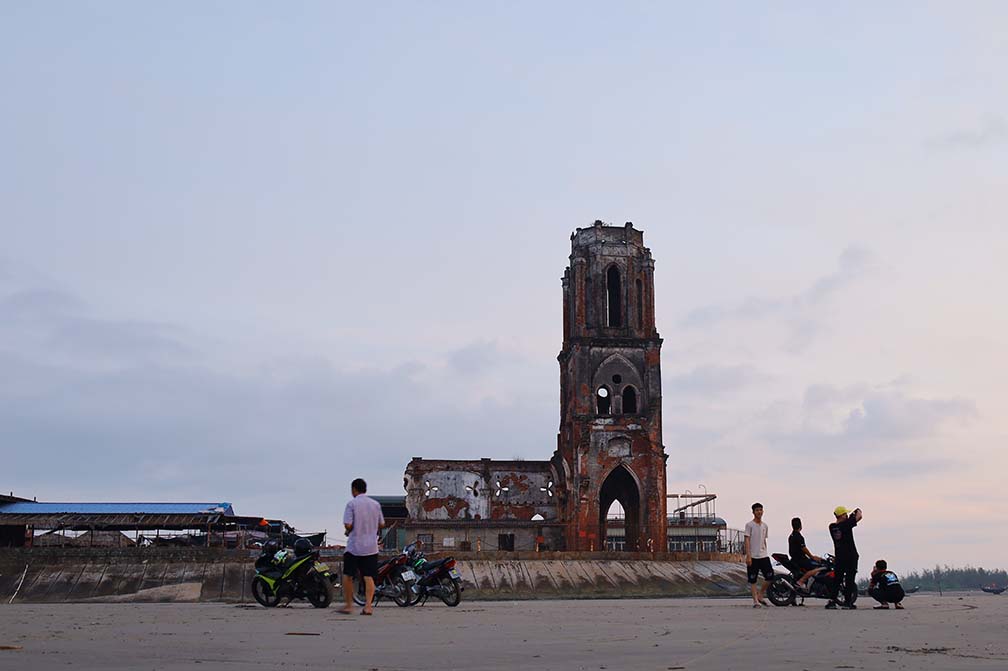 Nhà thờ đổ Nam Định vắng không bóng người vẫn đẹp hút hồn bởi ráng chiều hoàng hôn - Ảnh 5.