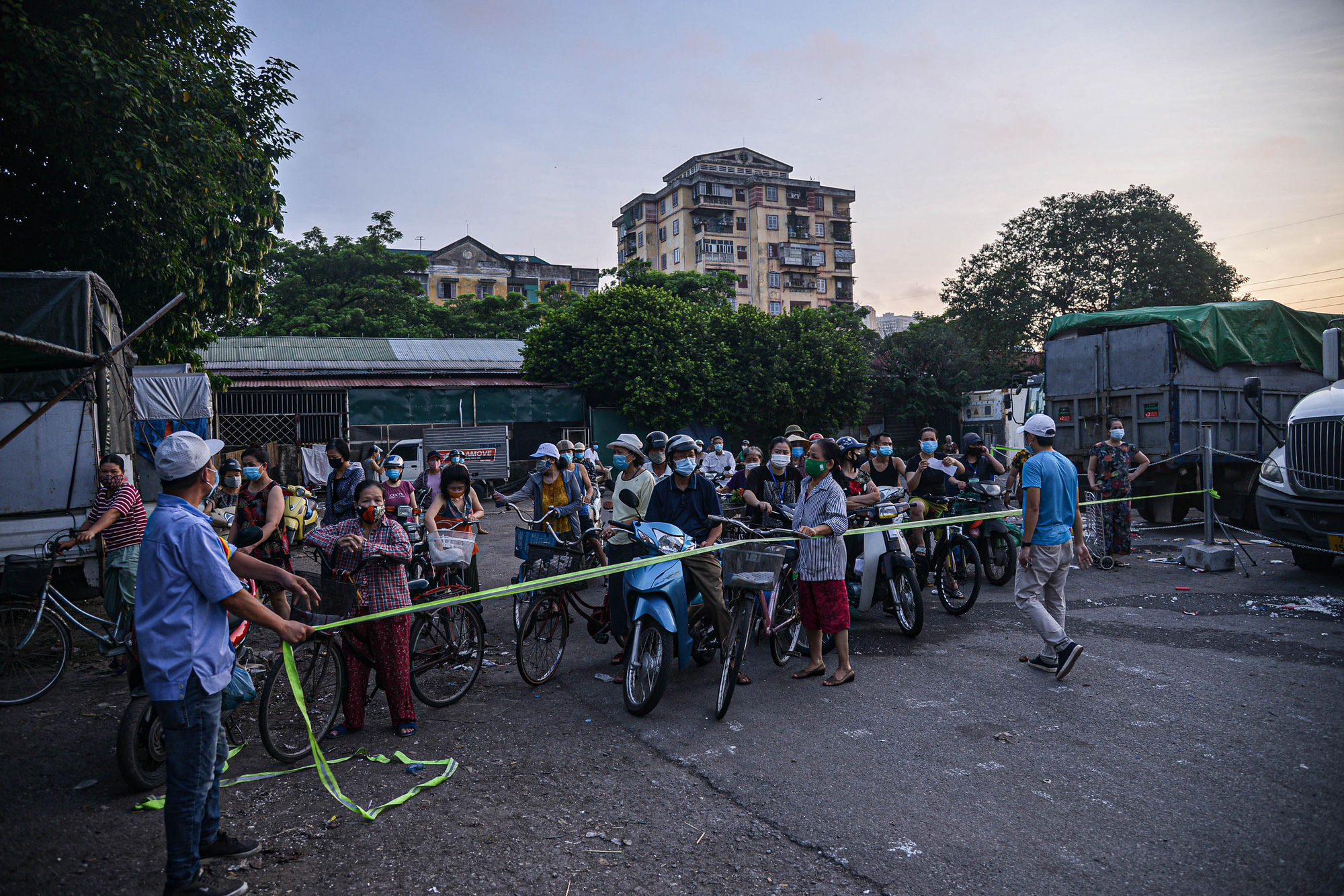 Hà Nội: Hình ảnh tiểu thương và người dân đổ về chợ đầu mối sau phong tỏa - Ảnh 2.