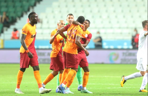 Đấm liên hoàn vào mặt đồng đội, sao Galatasaray bị phạt cực nặng - Ảnh 2.