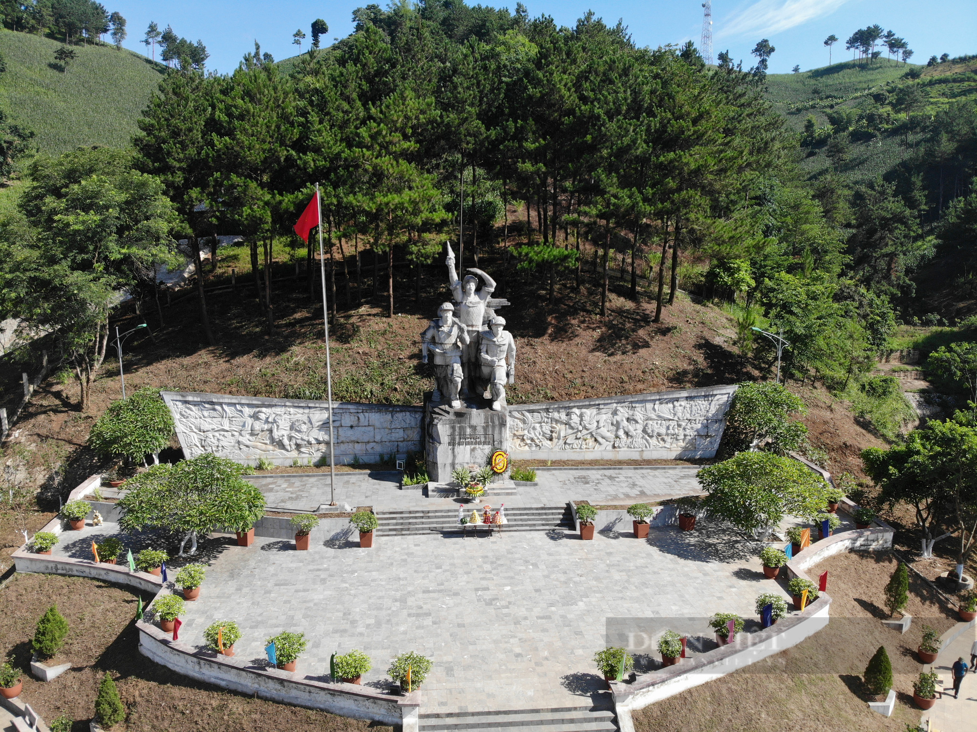 Tượng đài Thanh niên Xung phong Ngã 3 Cò Nòi - Biểu tượng Anh hùng cách mạng trở thành tín ngưỡng - Ảnh 2.