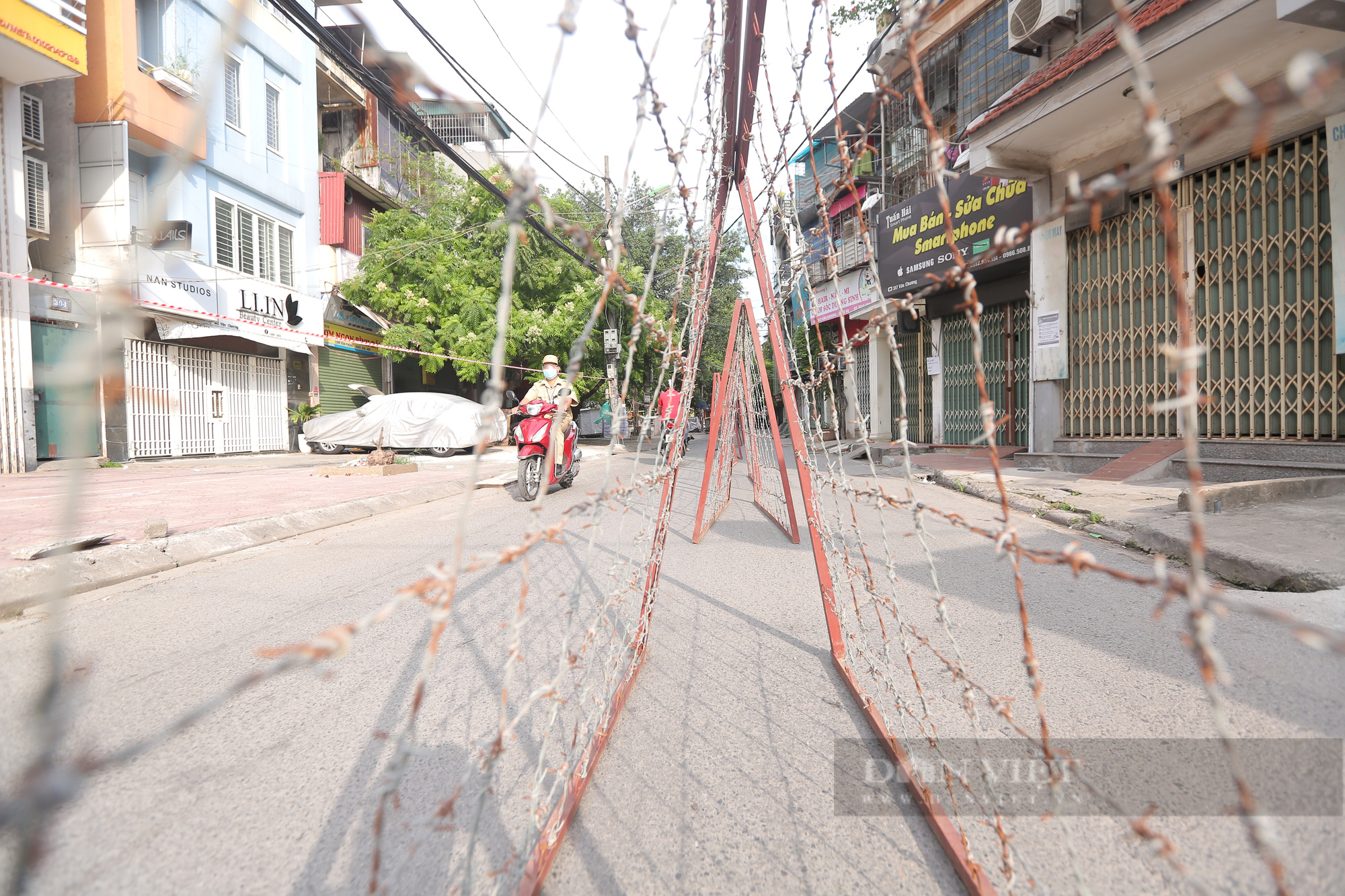 Dựng nhiều lớp hàng rào dây thép gai, cách ly 21.000 người hai phường ở trung tâm Hà Nội - Ảnh 3.