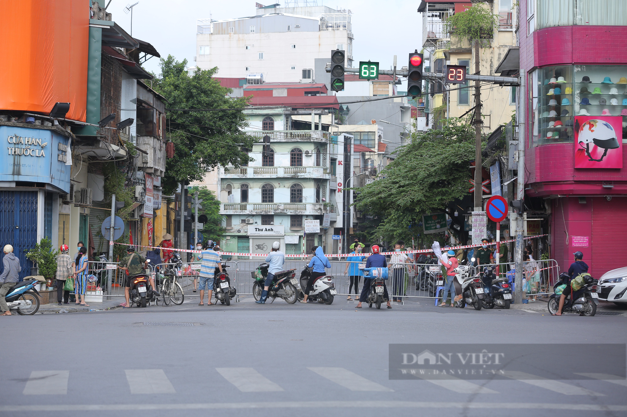 Dựng nhiều lớp hàng rào dây thép gai, cách ly 21.000 người hai phường ở trung tâm Hà Nội - Ảnh 6.