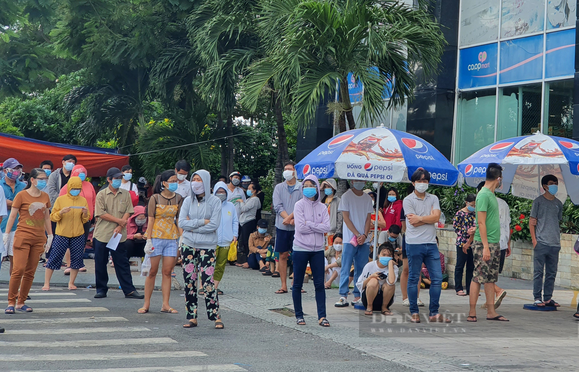 TP.HCM: Vẫn xếp hàng dài chờ vào siêu thị, cửa hàng thực phẩm vắng hơn - Ảnh 1.