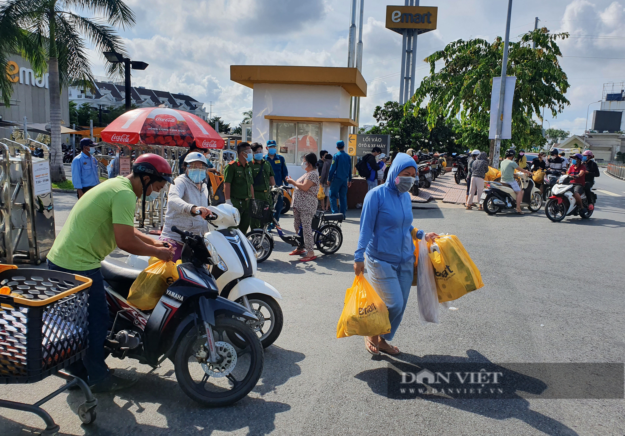 TP.HCM: Vẫn xếp hàng dài chờ vào siêu thị, cửa hàng thực phẩm vắng hơn - Ảnh 3.