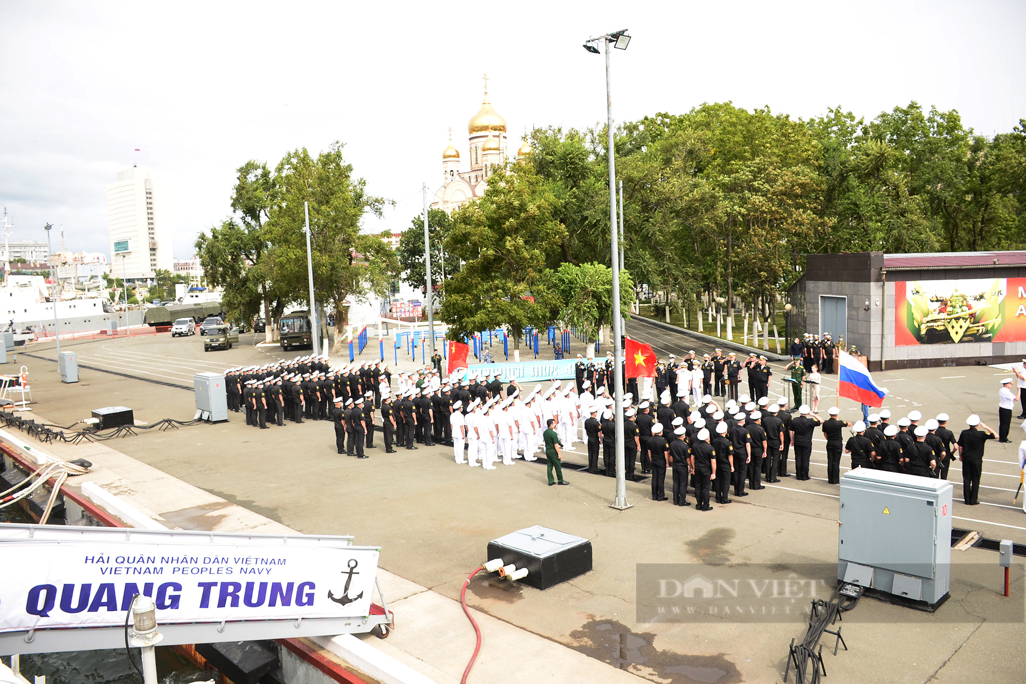 Quốc kỳ Việt Nam tung bay trên quân cảng hạm đội Thái Bình Dương tại Lễ khai mạc Army Games 2021 - Ảnh 1.