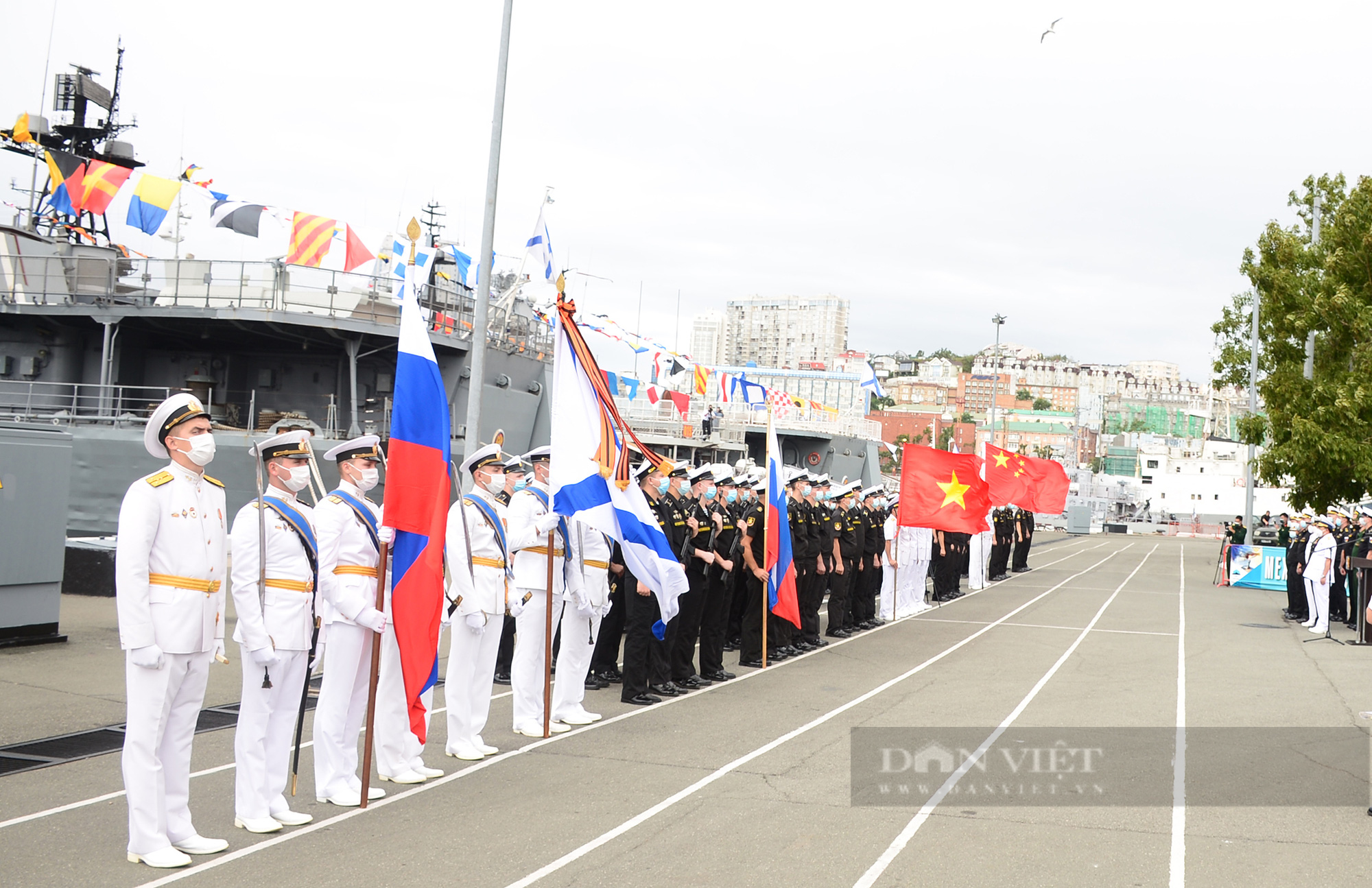 Quốc kỳ Việt Nam tung bay trên quân cảng hạm đội Thái Bình Dương tại Lễ khai mạc Army Games 2021 - Ảnh 3.