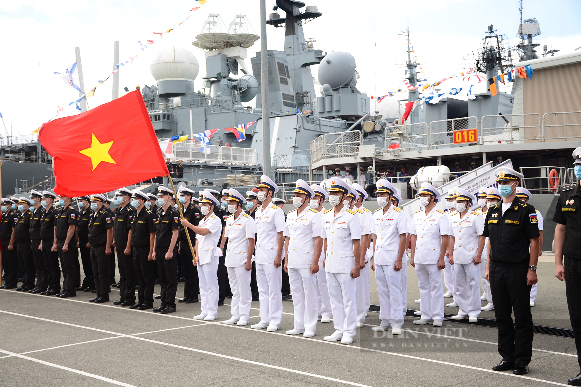 Quốc kỳ Việt Nam tung bay trên quân cảng hạm đội Thái Bình Dương tại Lễ khai mạc Army Games 2021 - Ảnh 4.