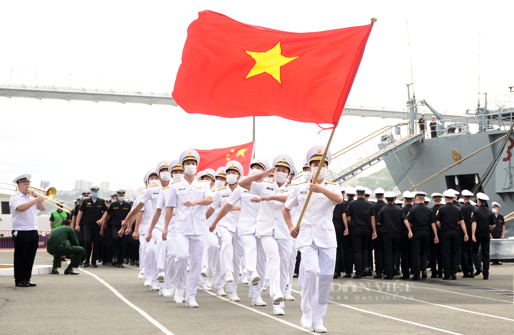 Quốc kỳ Việt Nam tung bay trên quân cảng hạm đội Thái Bình Dương tại Lễ khai mạc Army Games 2021 - Ảnh 8.