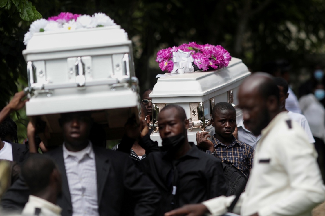 Người dân Haiti đau buồn chôn cất thân nhân sau trận động đất kinh hoàng - Ảnh 1.