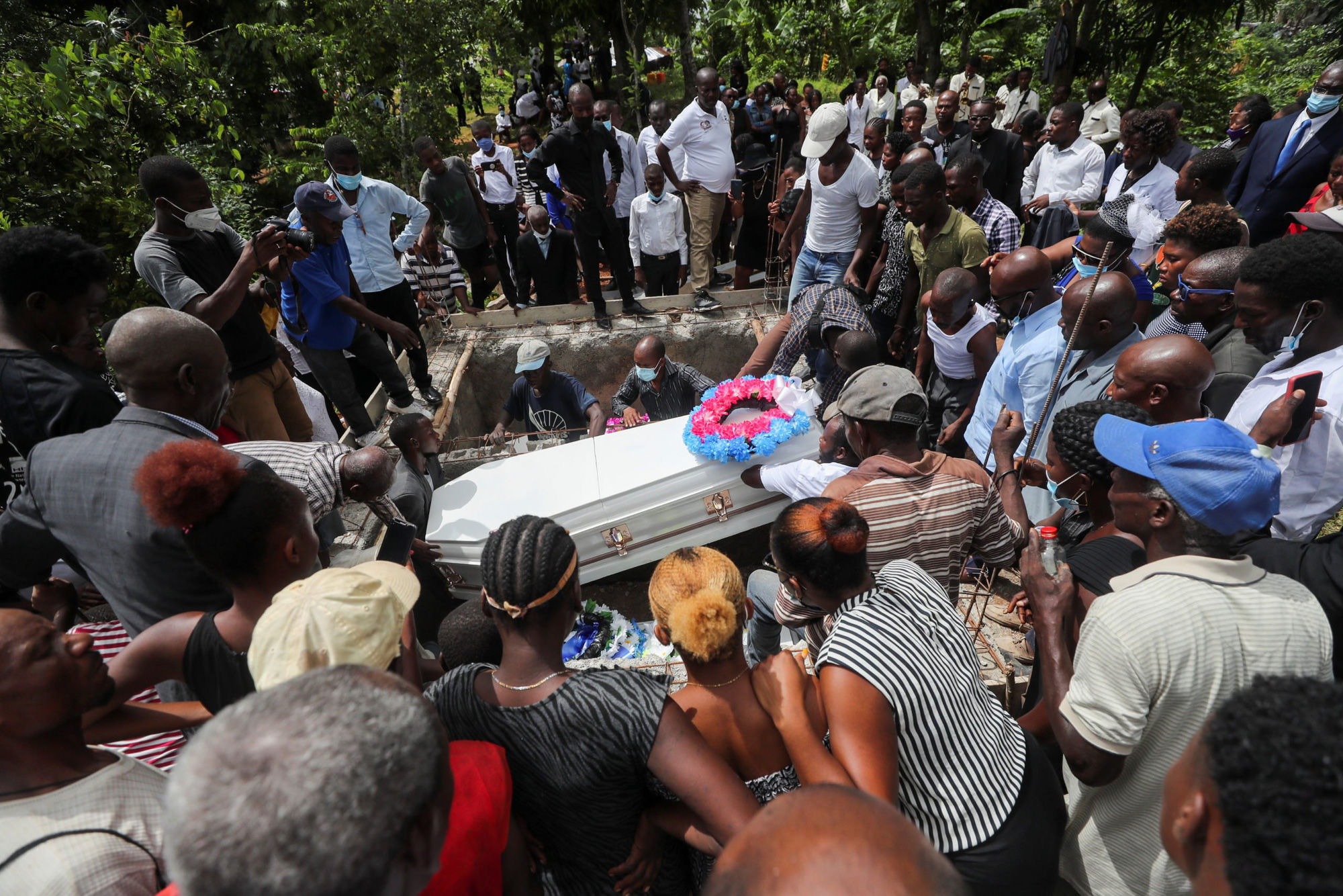Người dân Haiti đau buồn chôn cất thân nhân sau trận động đất kinh hoàng - Ảnh 2.