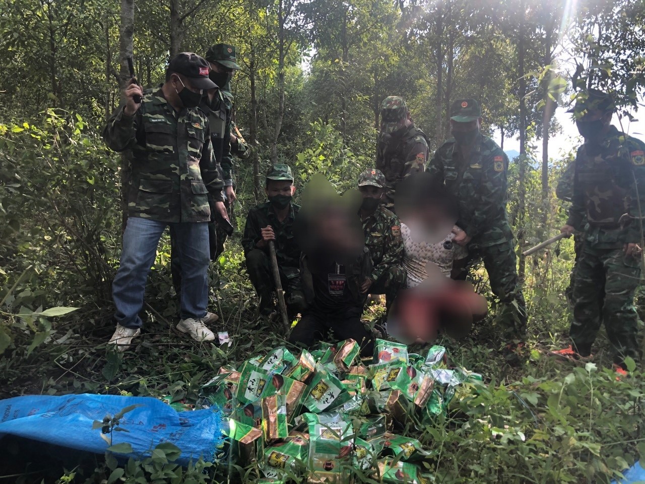 Biên phòng Quảng Trị bắt 3 đối tượng mang súng đã lên đạn vận chuyển 46 kg ma túy đá - Ảnh 1.