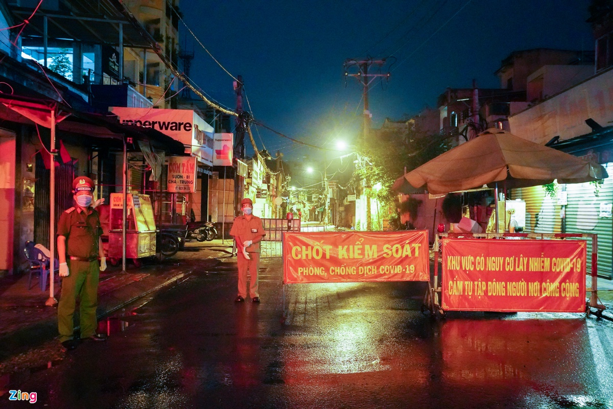 Video: Đêm đầu tiên lực lượng Quân đội, Công an TP. HCM siết chặt giãn cách - Ảnh 10.