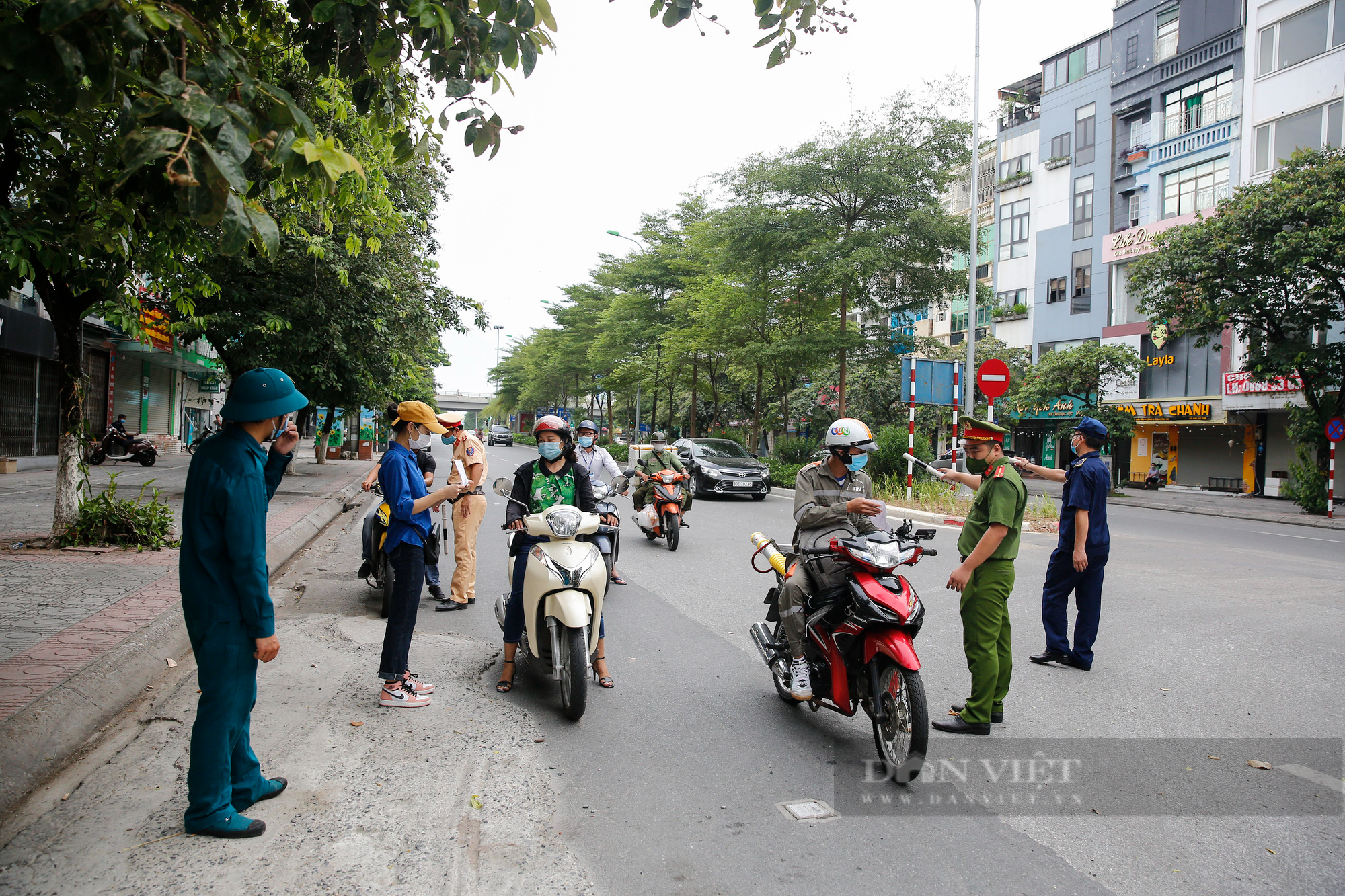 Giao thông Hà Nội &quot;giảm nhiệt&quot; trong ngày đầu tuần của đợt giãn cách xã hội lần 3 - Ảnh 2.