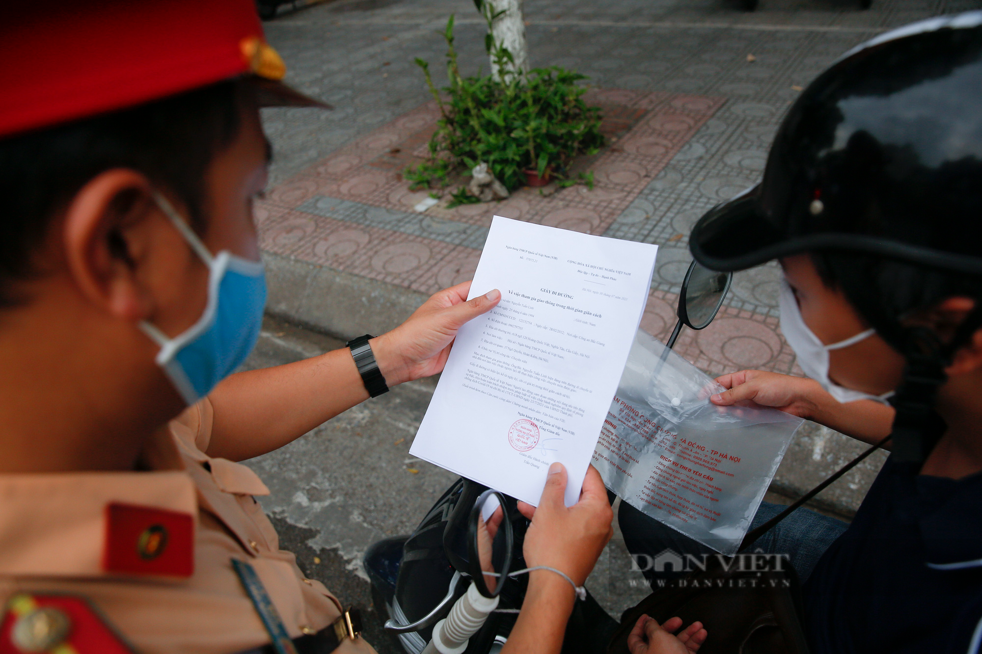 Giao thông Hà Nội &quot;giảm nhiệt&quot; trong ngày đầu tuần của đợt giãn cách xã hội lần 3 - Ảnh 4.