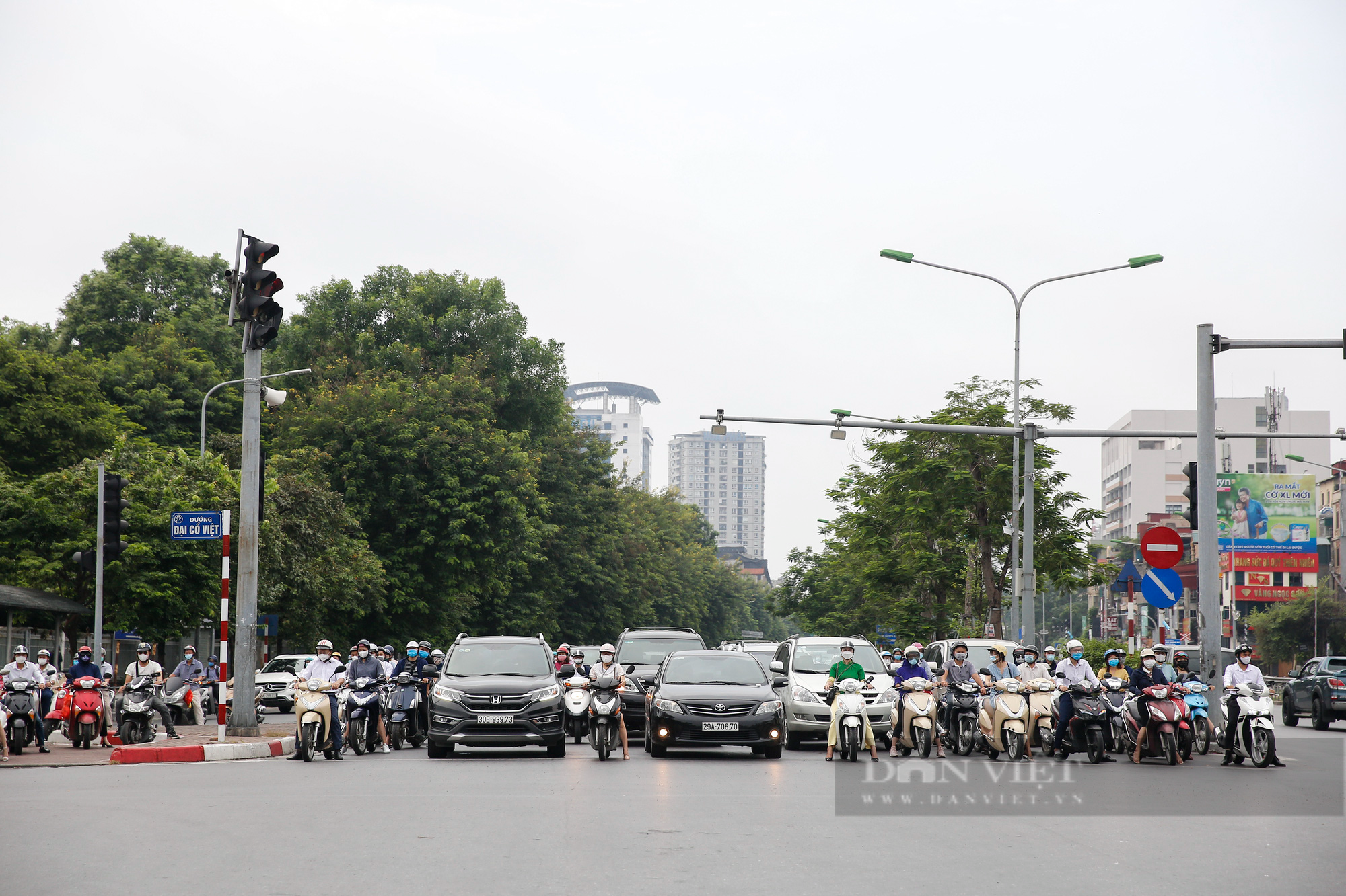 Giao thông Hà Nội &quot;giảm nhiệt&quot; trong ngày đầu tuần của đợt giãn cách xã hội lần 3 - Ảnh 9.