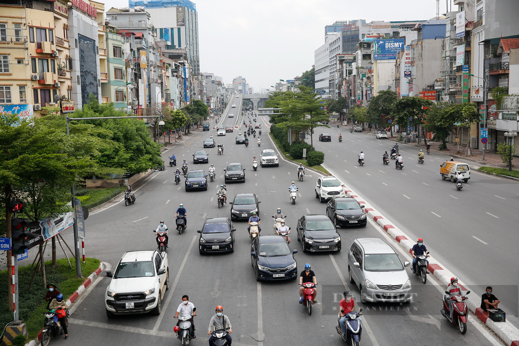 Giao thông Hà Nội &quot;giảm nhiệt&quot; trong ngày đầu tuần của đợt giãn cách xã hội lần 3 - Ảnh 10.