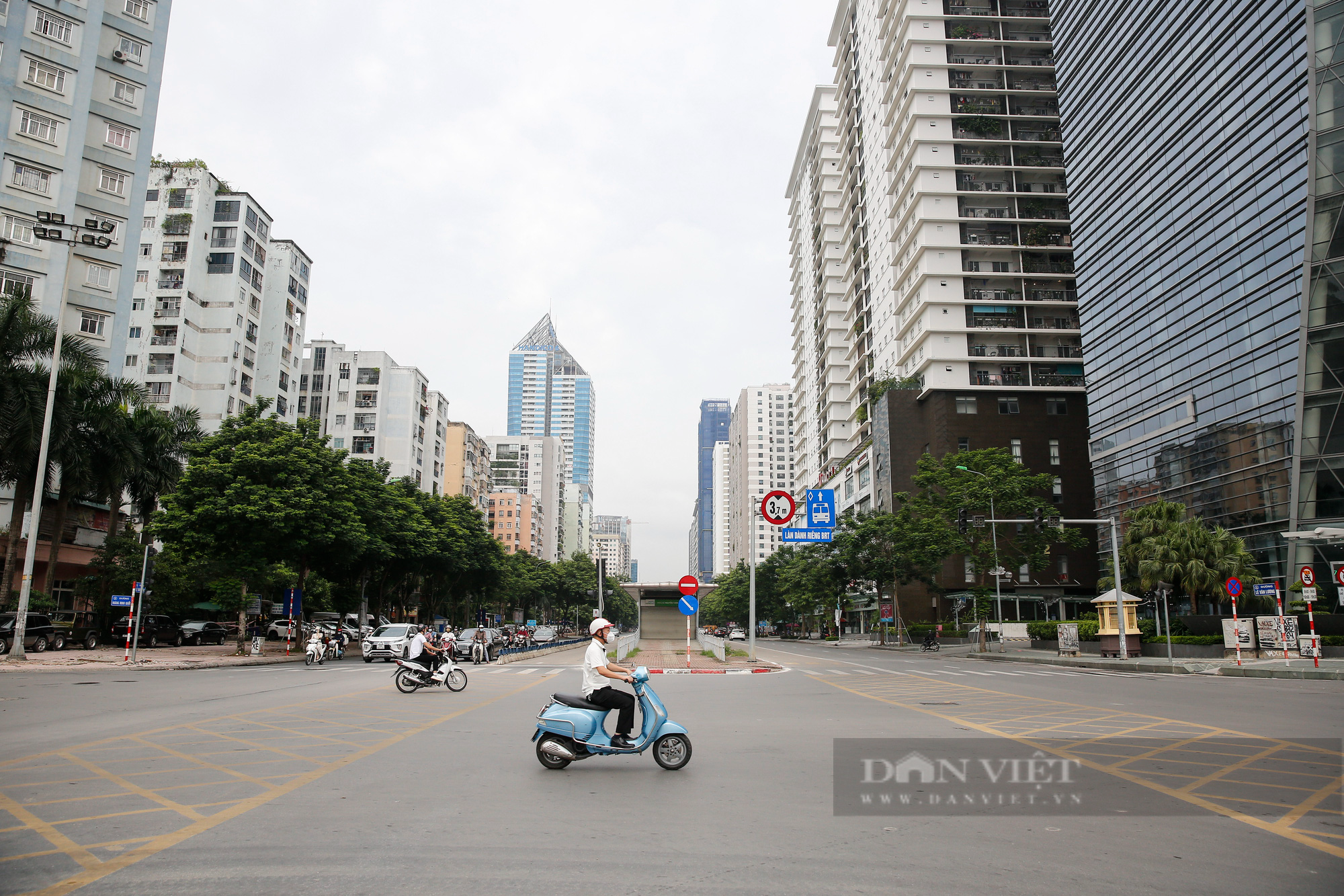 Giao thông Hà Nội &quot;giảm nhiệt&quot; trong ngày đầu tuần của đợt giãn cách xã hội lần 3 - Ảnh 11.