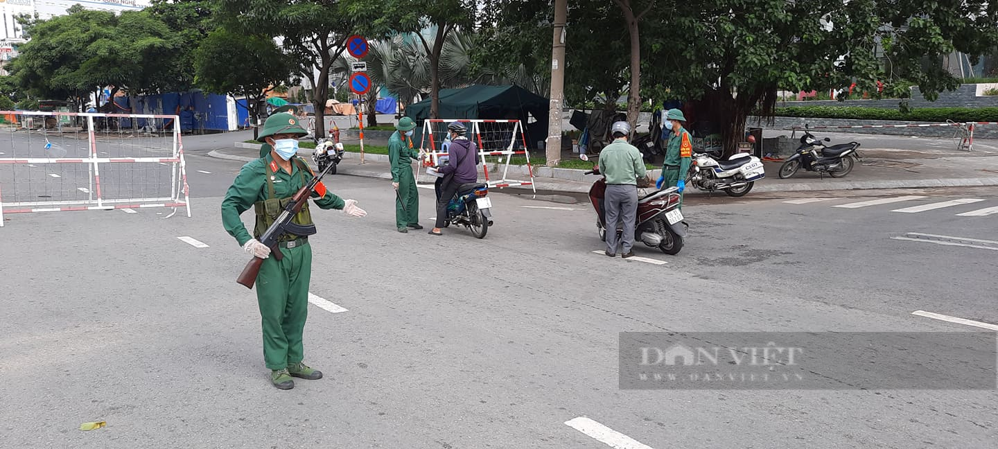 TP.HCM: Bắt đầu áp dụng giãn cách nghiêm ngặt, người dân vẫn ra đường để &quot;lên cơ quan làm giấy tờ&quot; - Ảnh 4.