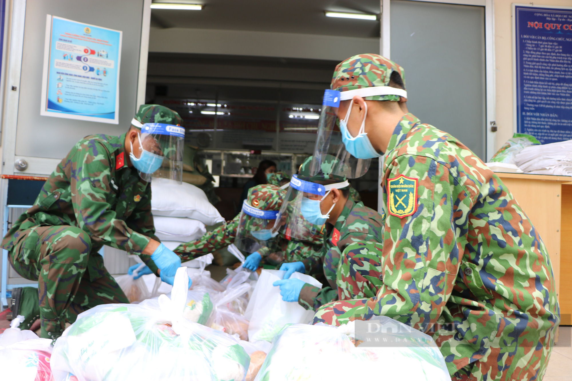 TP.HCM: Ngày đầu ra quân, bộ đội sửa mái nhà, tặng quà và đi chợ hộ - Ảnh 6.